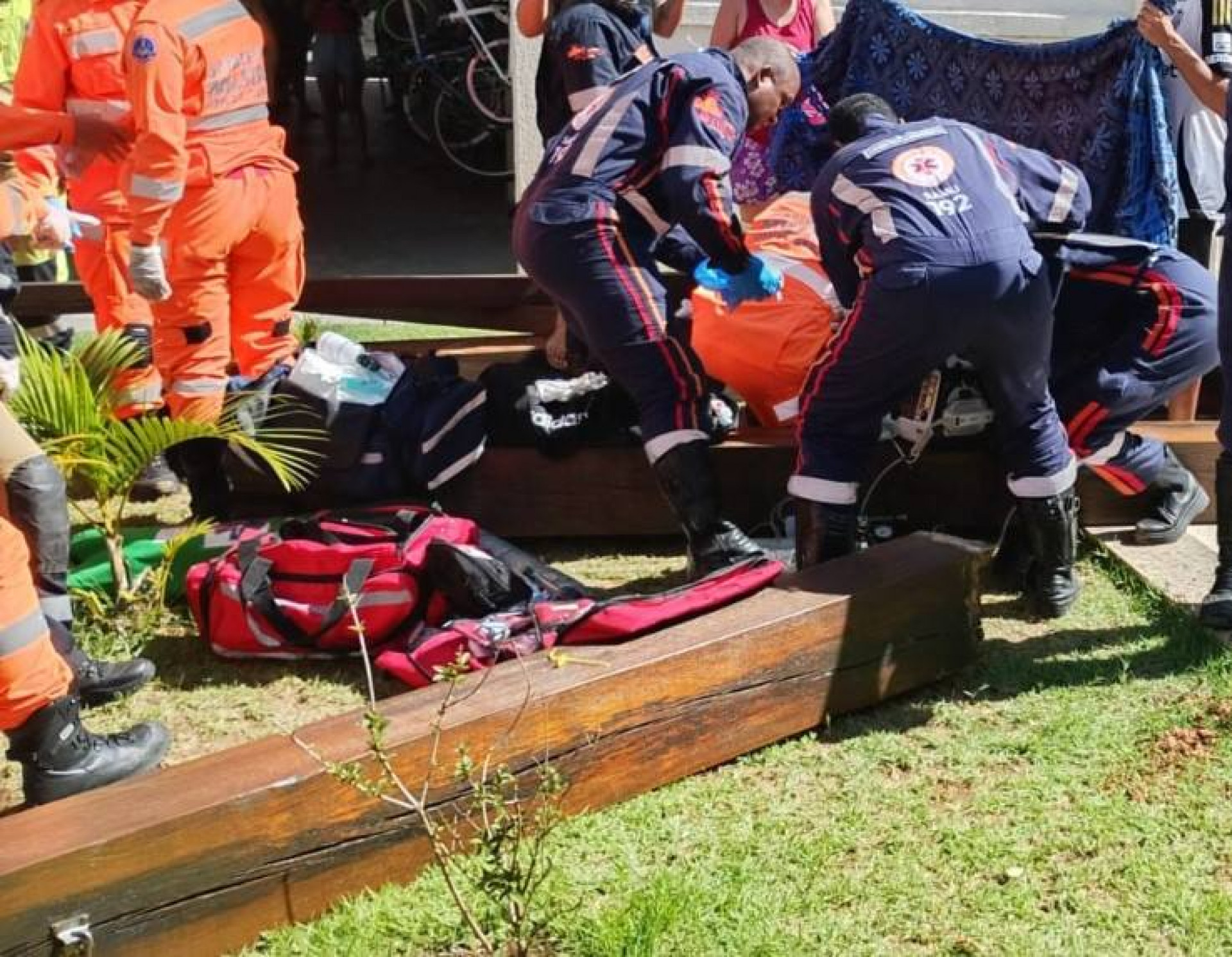 Estrutura de madeira atingiu as crianças  - Divulgação/ CBMMG