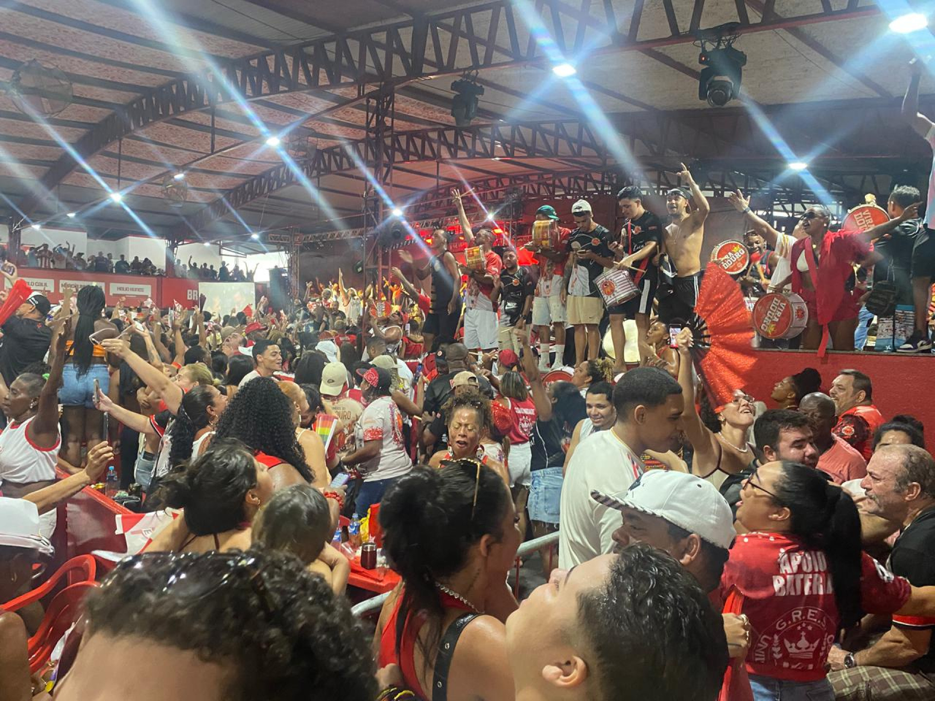 Torcedores da Viradouro celebram título na quadra da escola, em Niterói - Thalita Queiroz / Agência O Dia