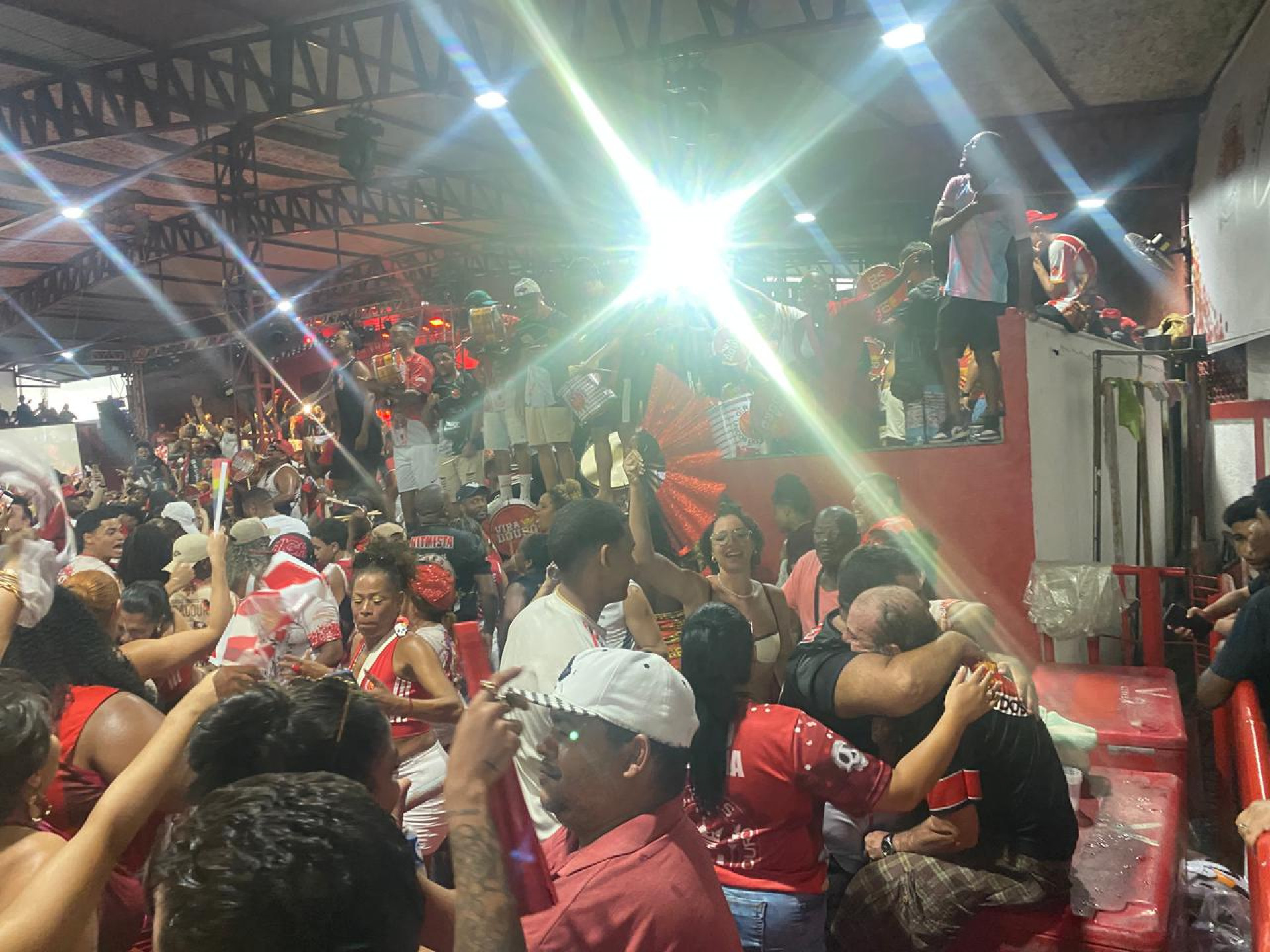 Torcedores da Viradouro celebram título na quadra da escola, em Niterói - Thalita Queiroz / Agência O Dia