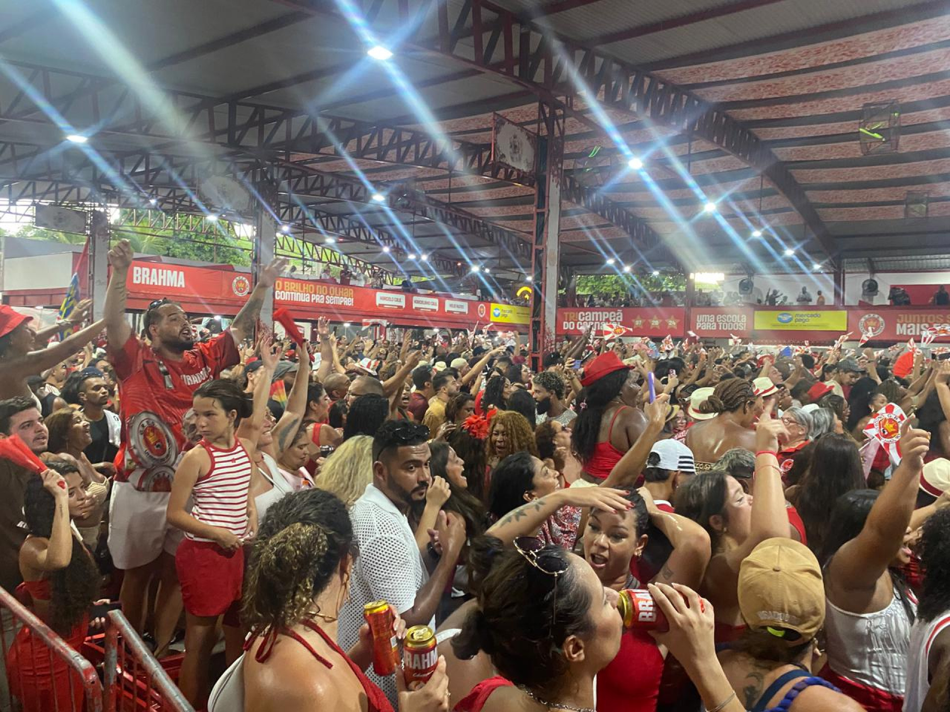 Torcedores da Viradouro celebram título na quadra da escola, em Niterói - Thalita Queiroz / Agência O Dia