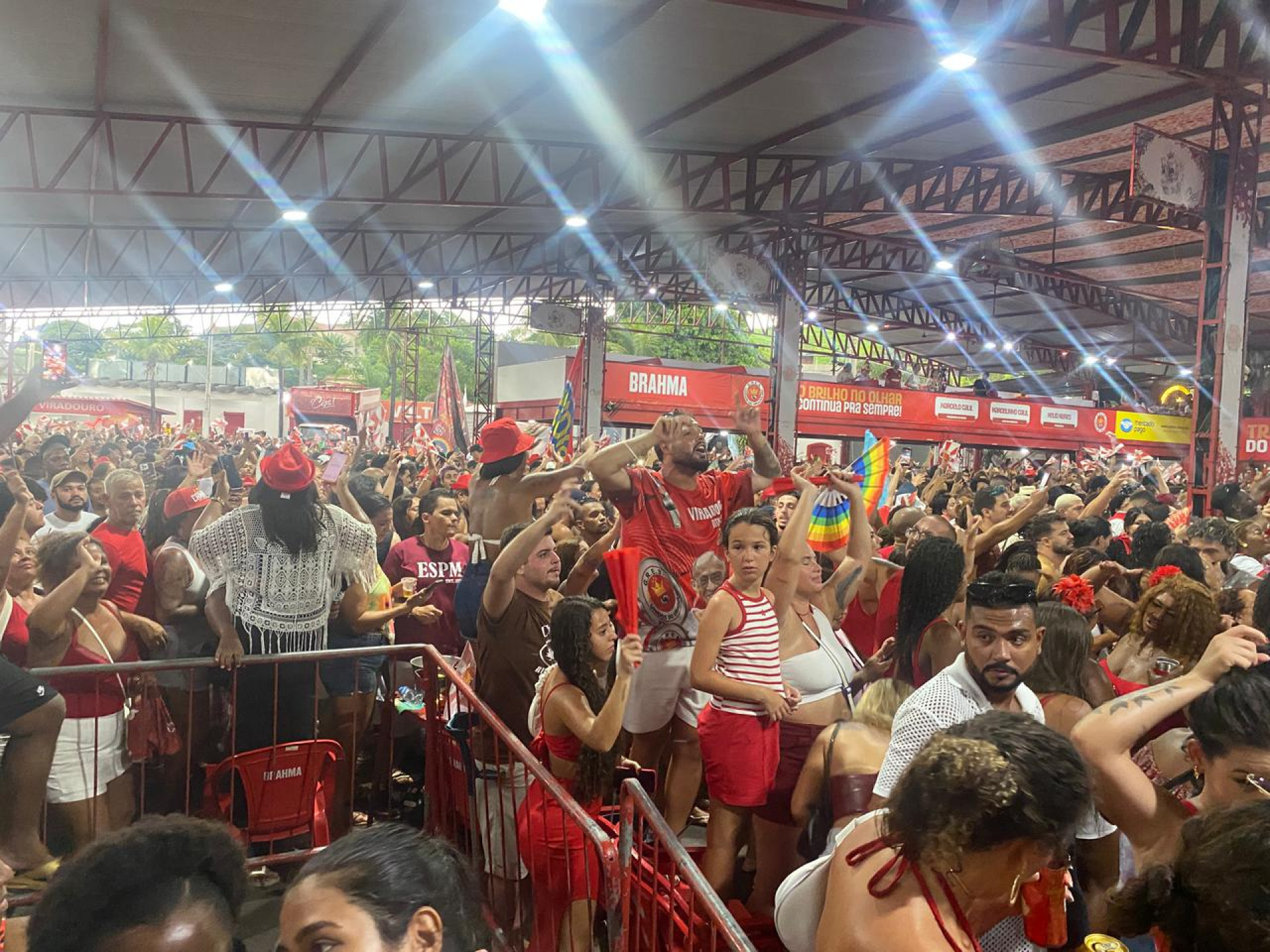Torcedores da Viradouro celebram título na quadra da escola, em Niterói - Thalita Queiroz / Agência O Dia