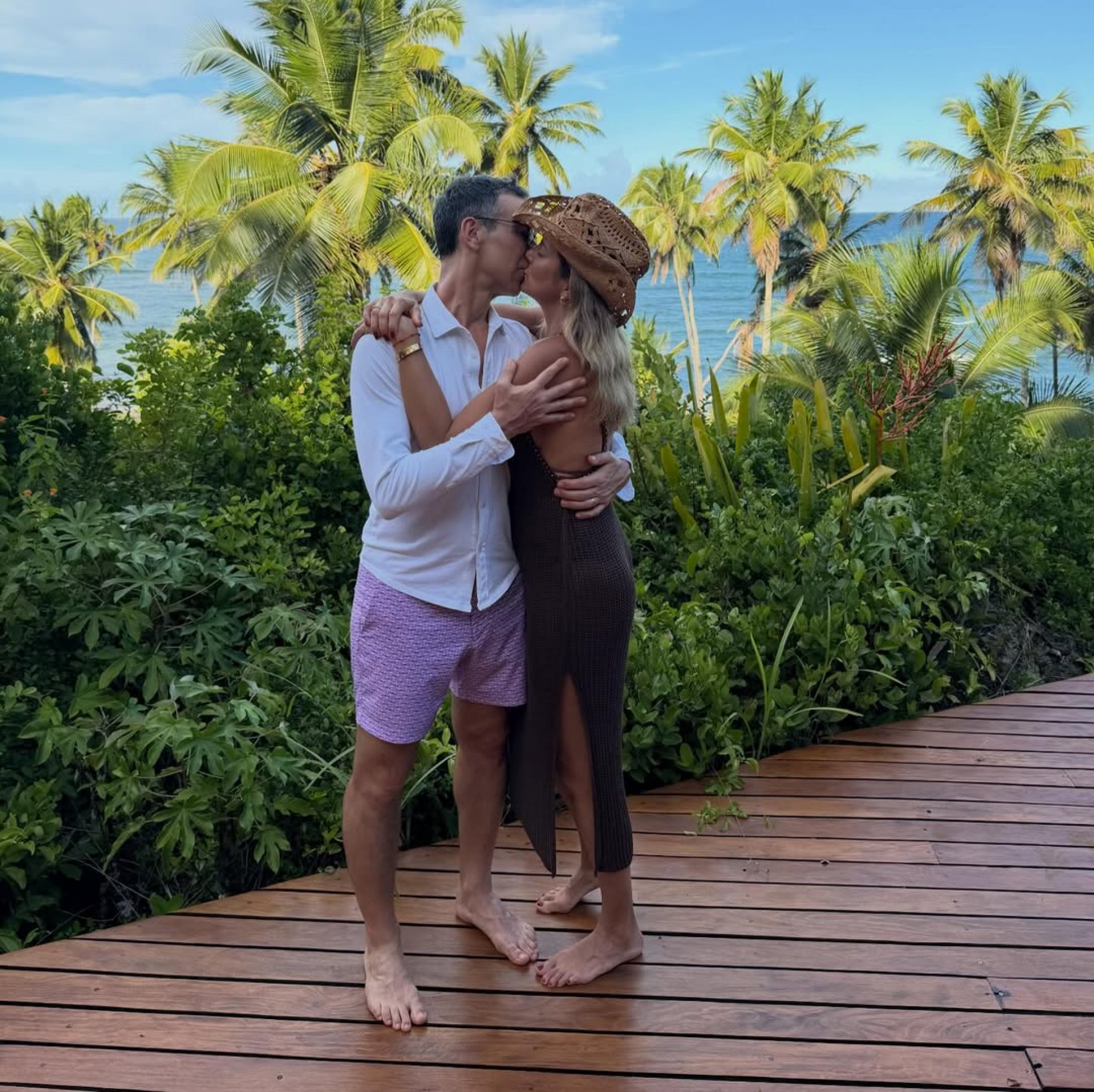 Ticiane trocou carinhos com o marido, César Tralli, na Bahia  - Reprodução/Instagram 