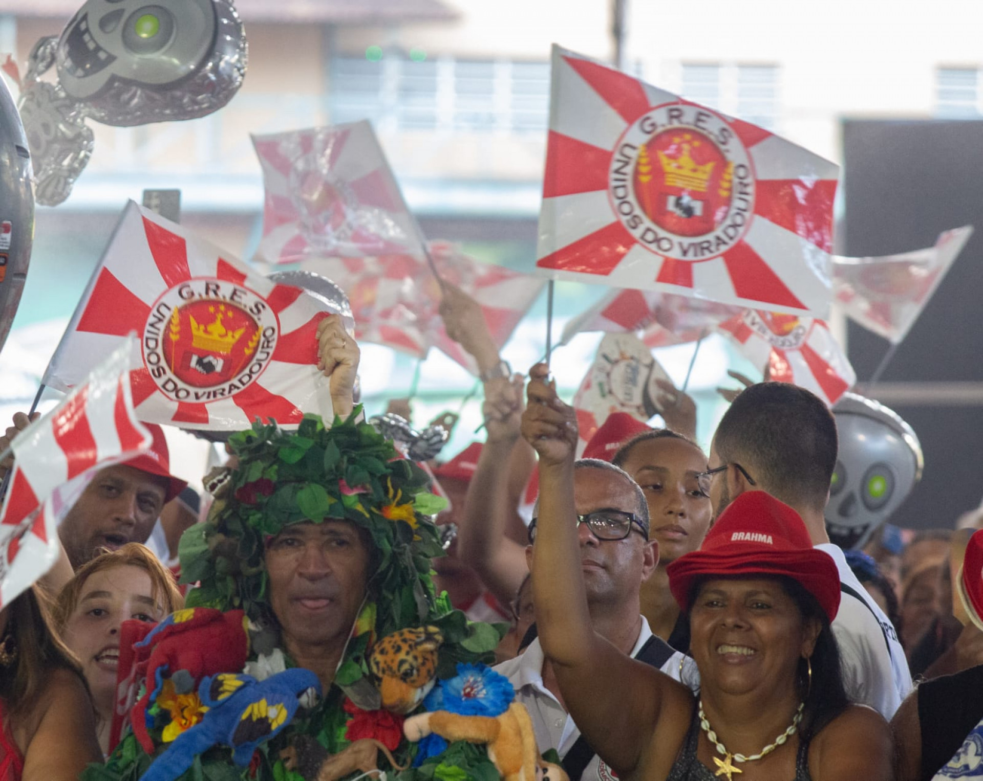 Integrantes e torcedores da Viradouro comemoram notas que levaram ao título do Carnaval - Érica Martin / Agência O Dia