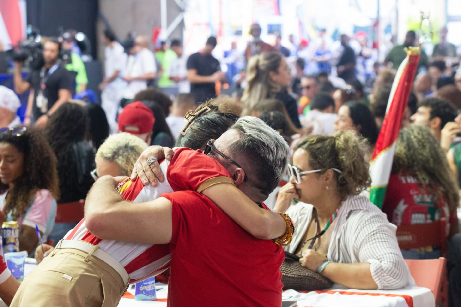 Integrantes e torcedores da Viradouro comemoram notas que levaram ao título do Carnaval - Érica Martin / Agência O Dia