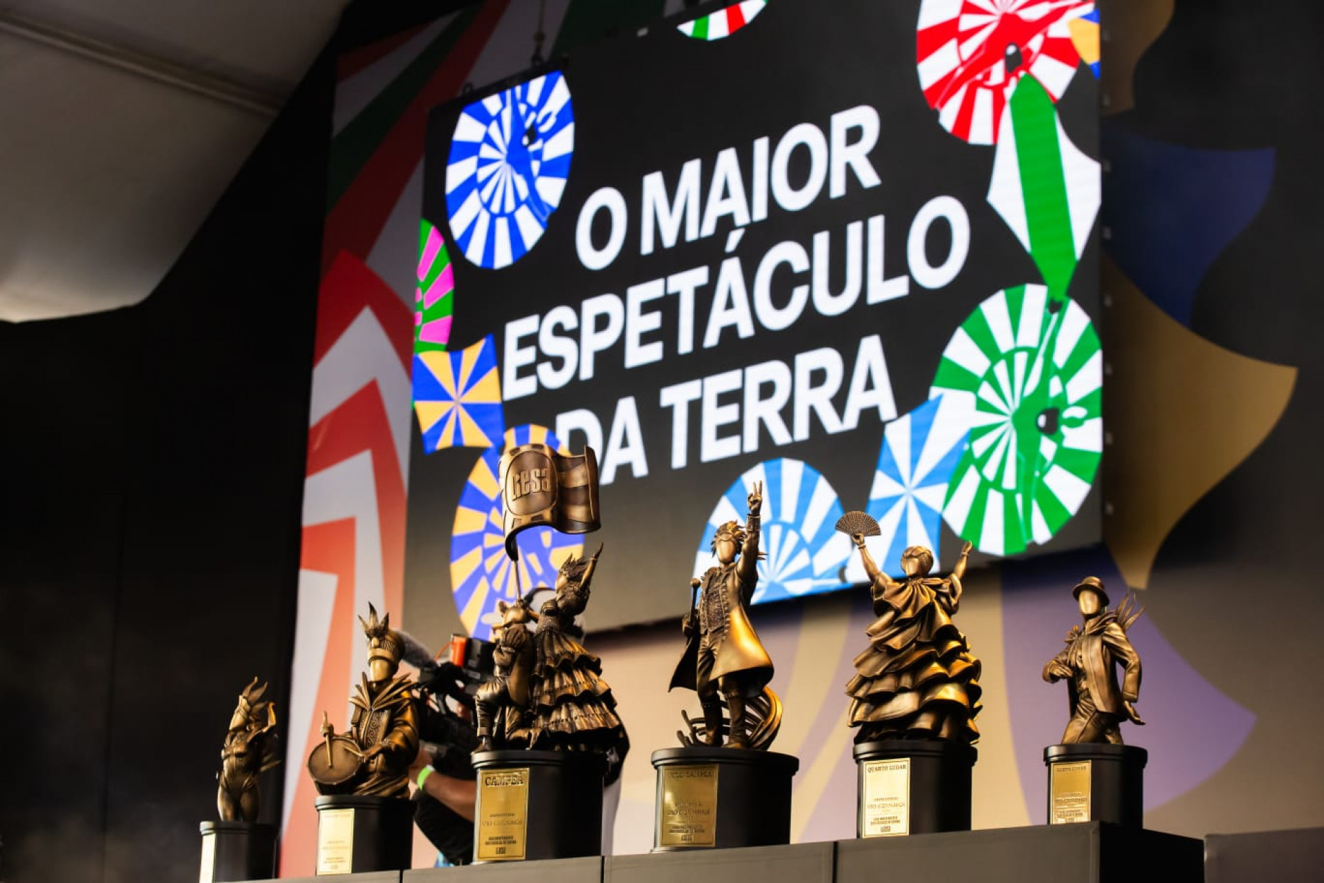 Torcidas assistem à apuração das notas do Grupo Especial na Cidade do Samba