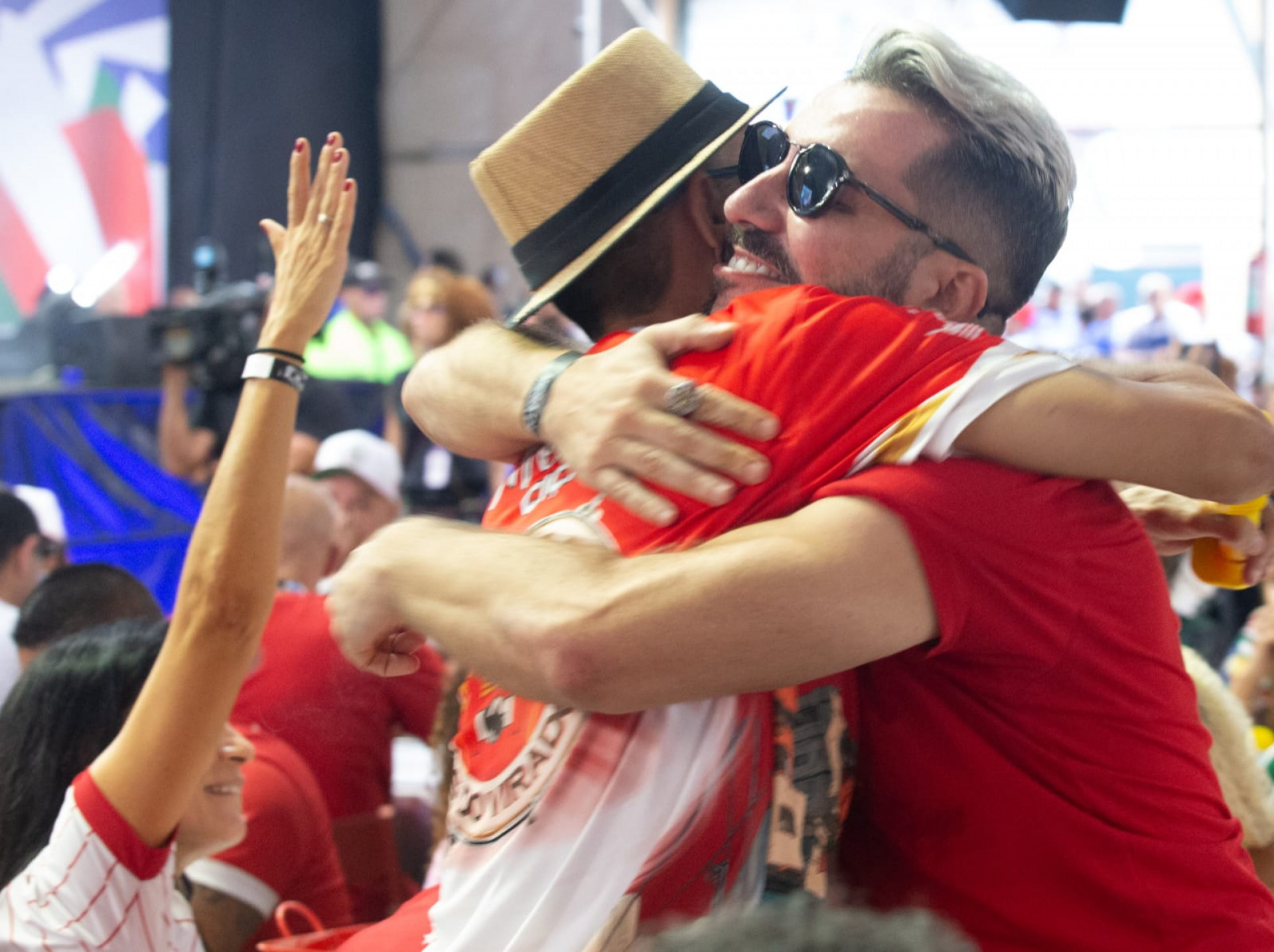 Tarcísio Zanon, à direita, é o carnavalesco da Viradouro - Érica Martin / Agência O Dia