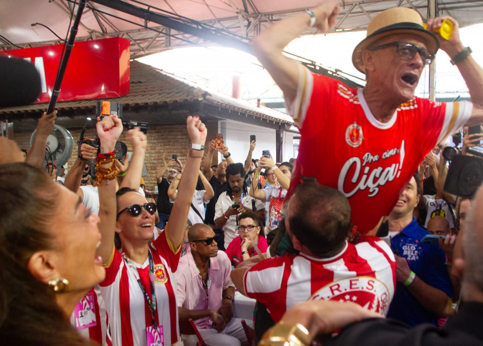Mestre Ciça celebra o título de campeã da Viradouro - Érica Martin / Agência O DIA