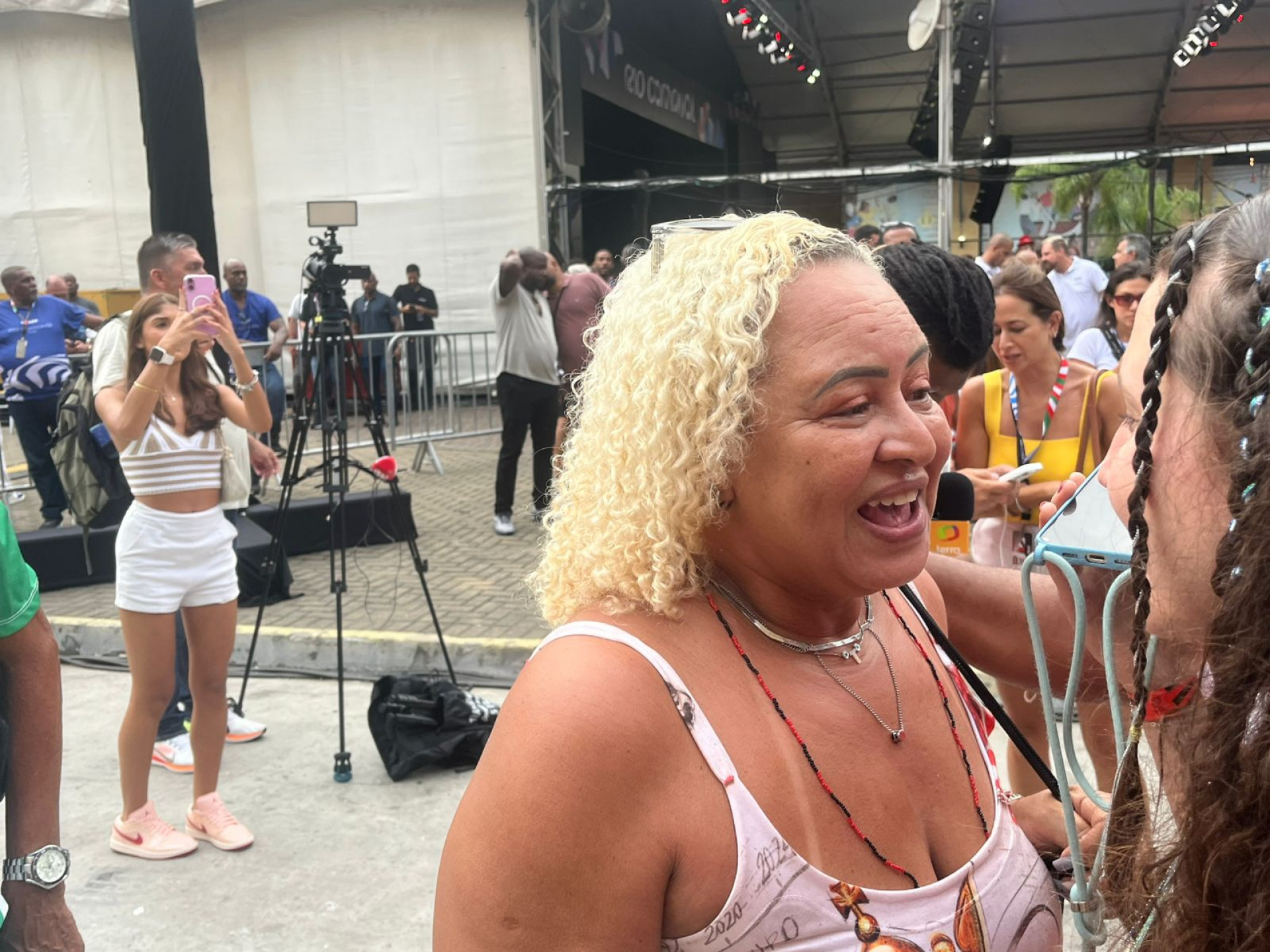 Tânia, mulher do mestre Ciça, se emocionou com a vitória da Viradouro - Fred Vidal / Agência O Dia