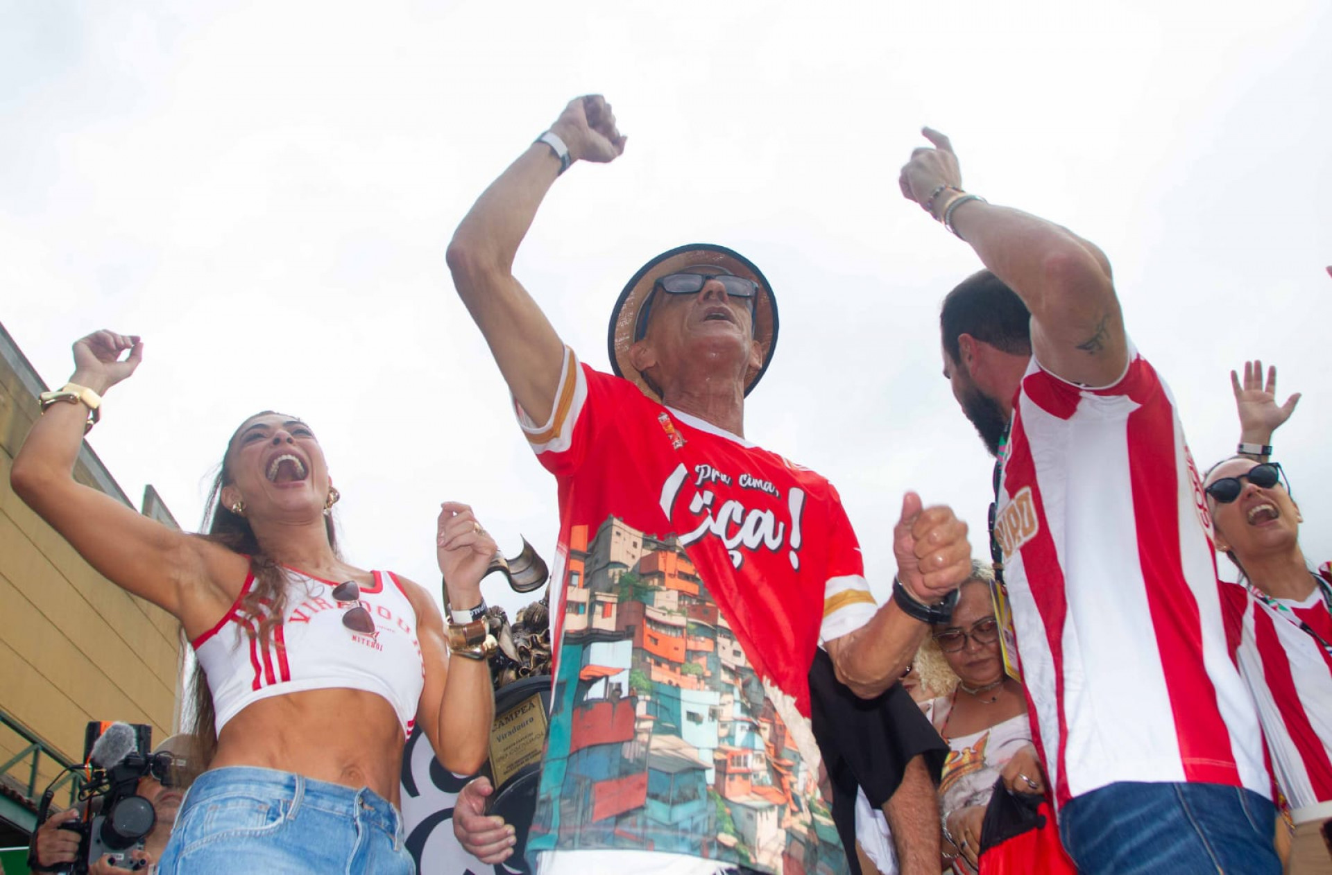 Juliana Paes celebra título da Viradouro ao lado de mestre Ciça - Érica Martin / Agência O Dia