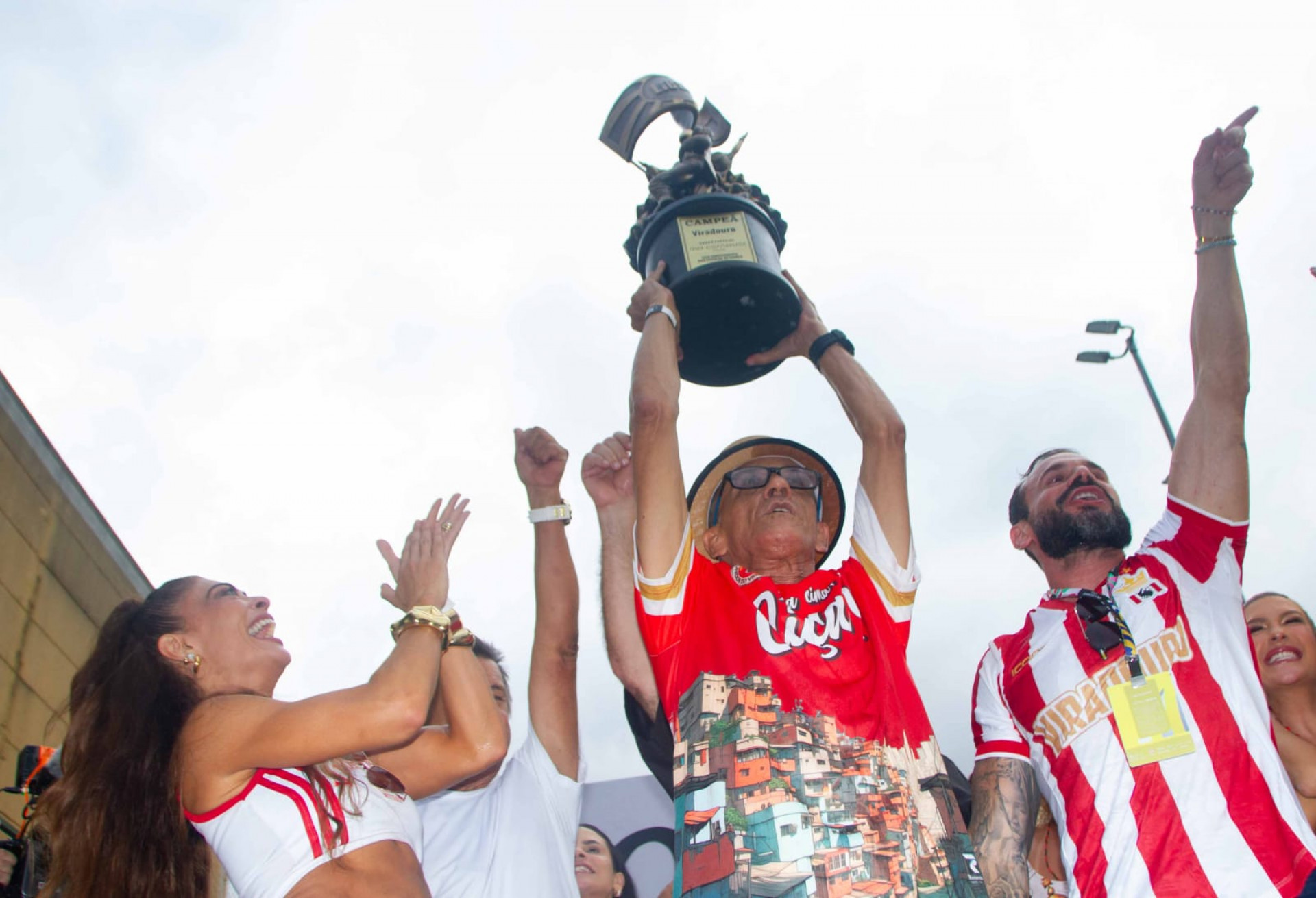 Juliana Paes celebra título da Viradouro ao lado de mestre Ciça - Érica Martin / Agência O Dia