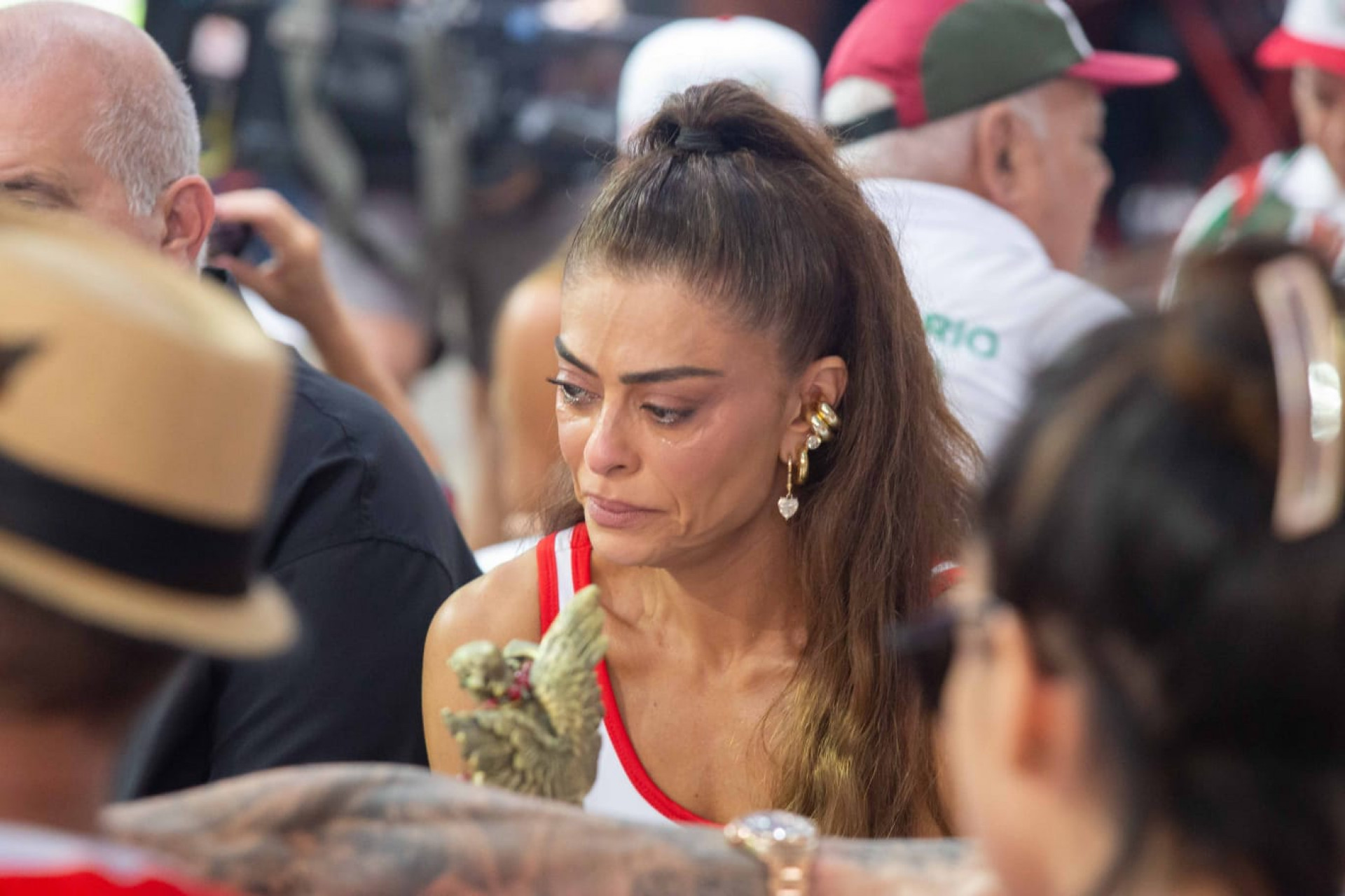 Juliana Paes ficou apreensiva e emocionada durante a apuração das notas do Grupo Especial - Érica Martin / Agência O Dia