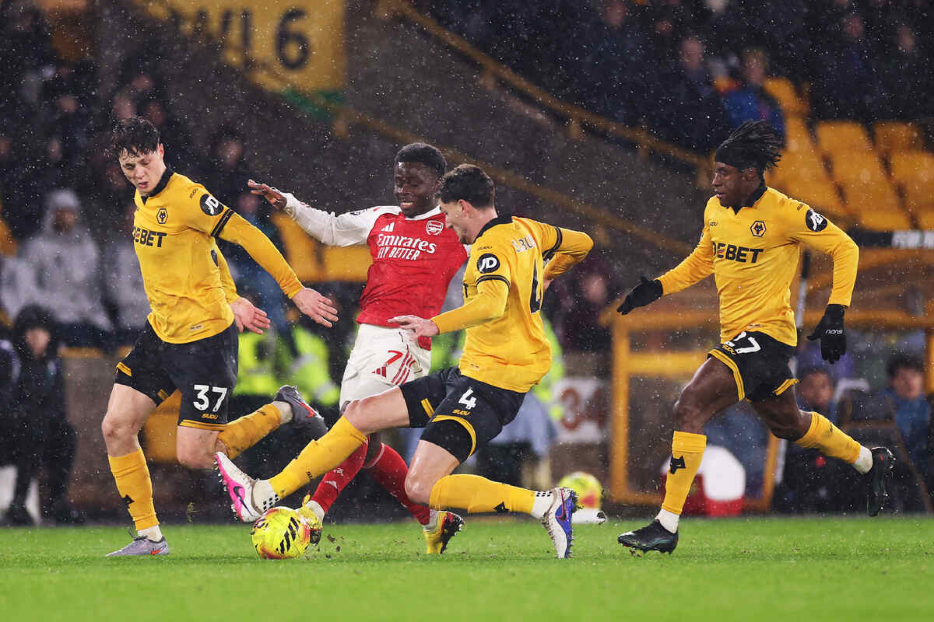 Arsenal leva empate no &uacute;ltimo lance do lanterna Wolves
