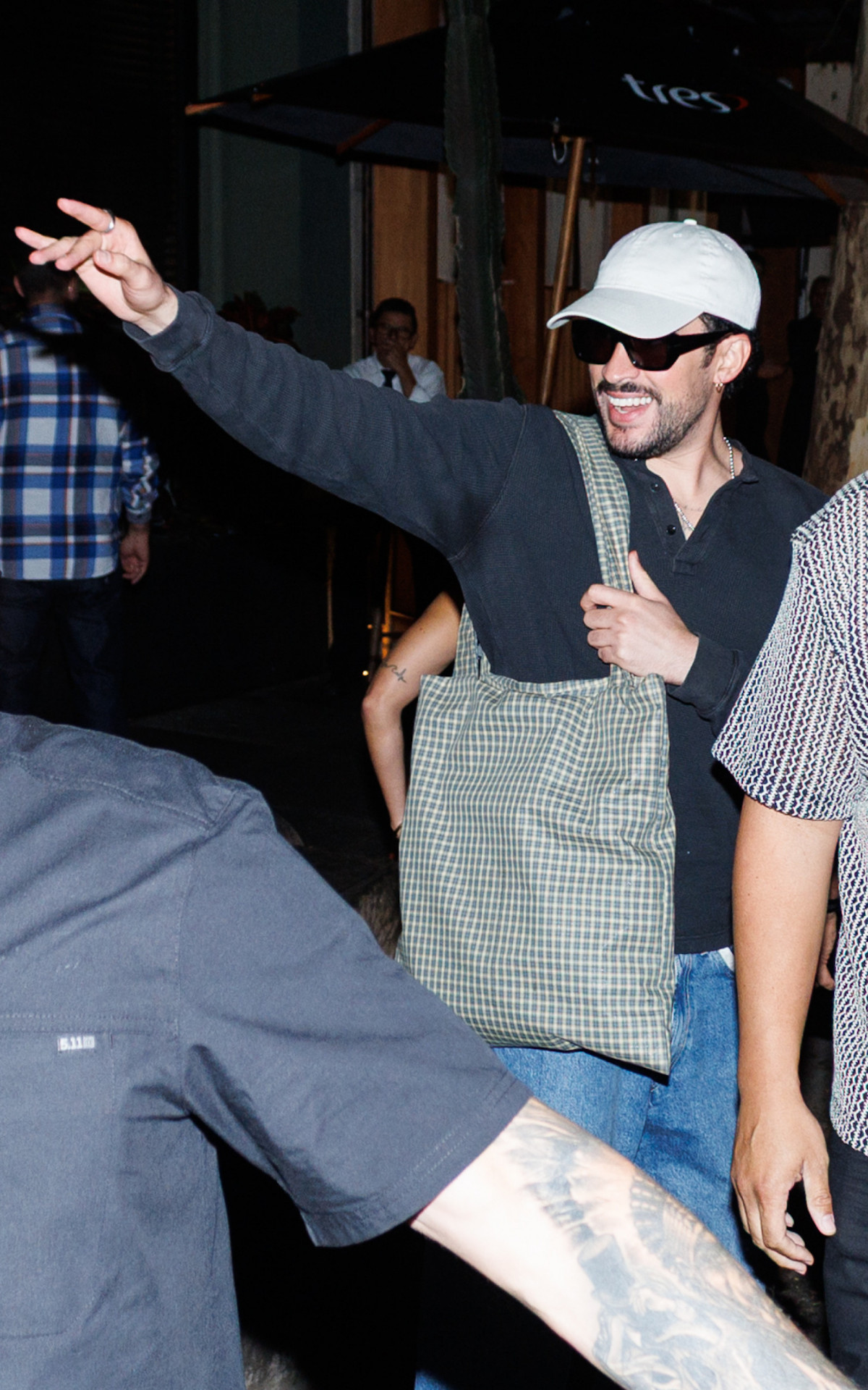 Pela primeira vez no Brasil, Bad Bunny curte restaurante e atende fãs em São Paulo