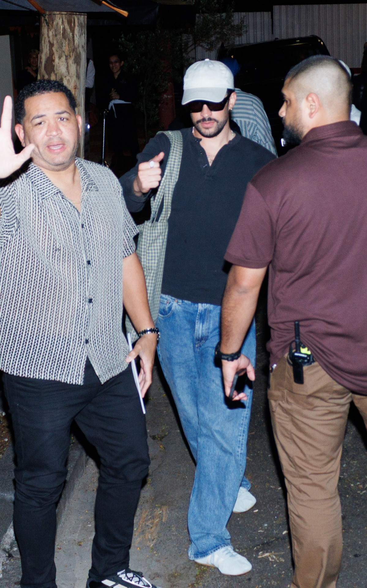 Em São Paulo, Bad Bunny deixa restaurante com seguranças