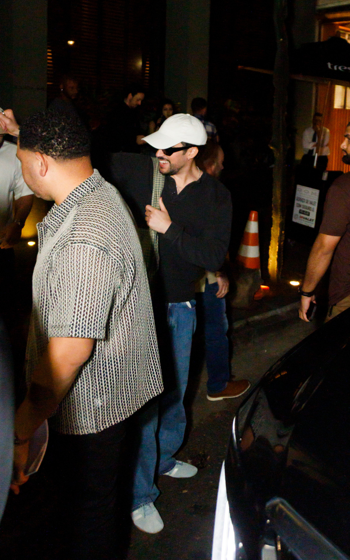 Bad Bunny esbanja simpatia ao sorrir e acenar para fãs em São Paulo