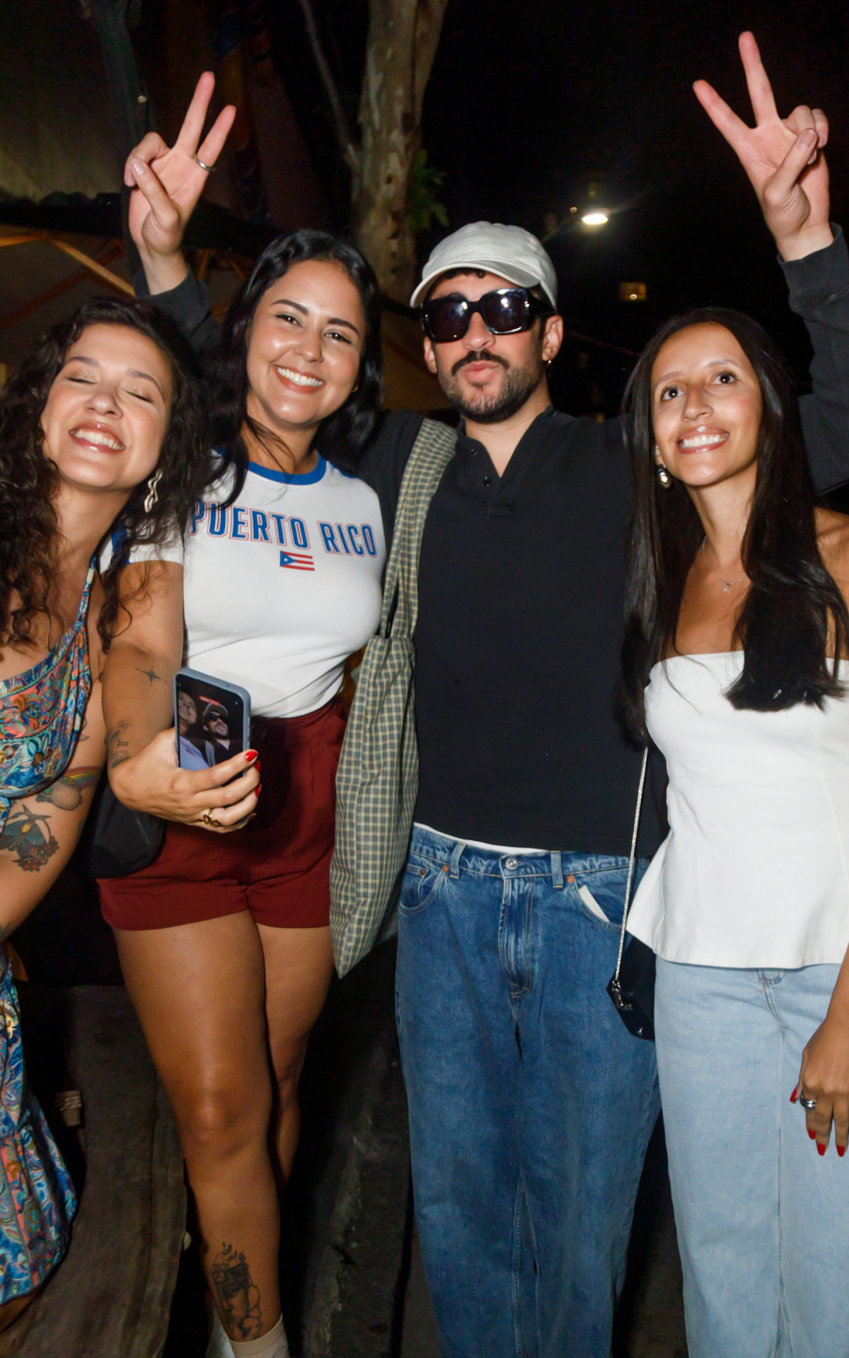 Bad Bunny tira foto com fãs