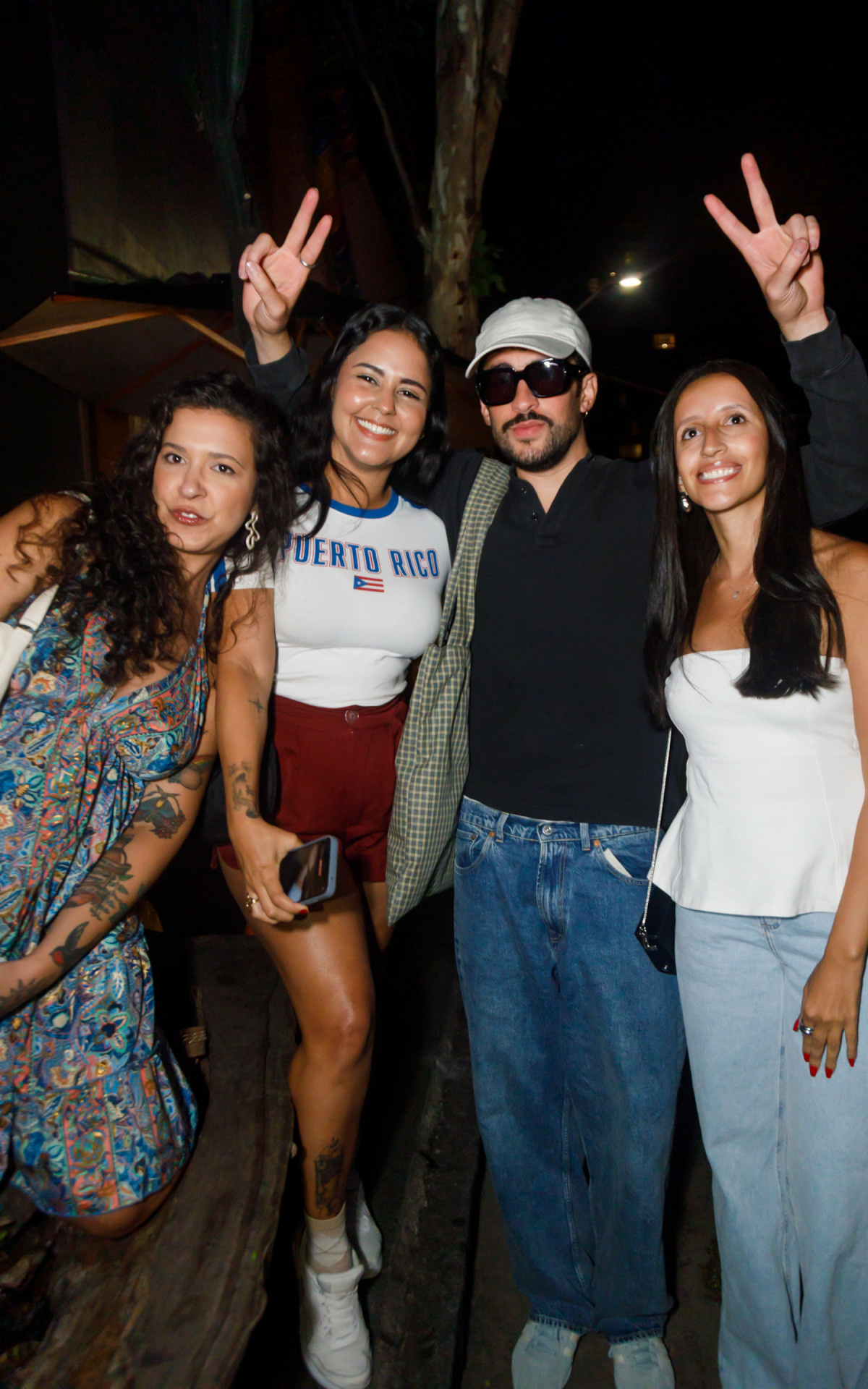 Bad Bunny atende fãs em São Paulo