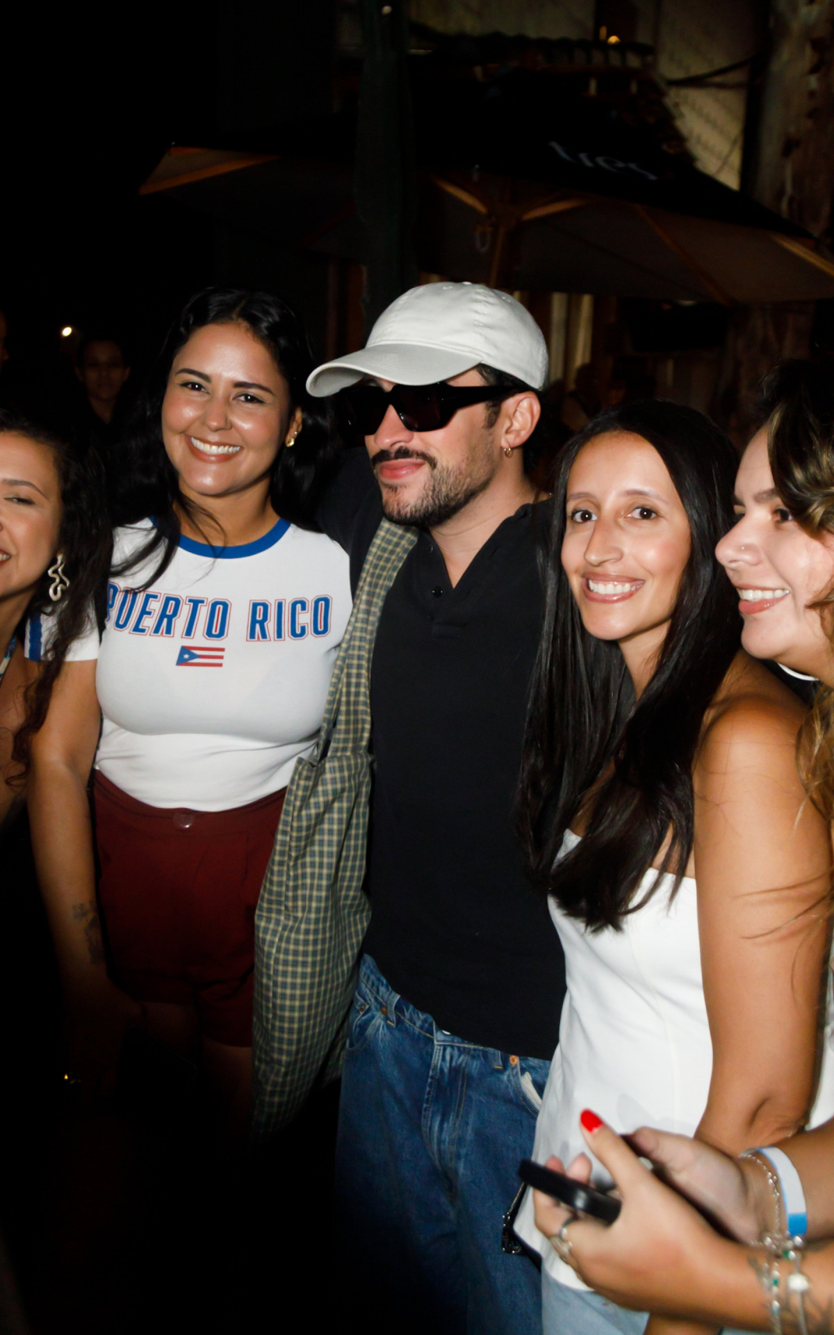 Pela primeira vez no Brasil, Bad Bunny posa para cliques com admiradoras