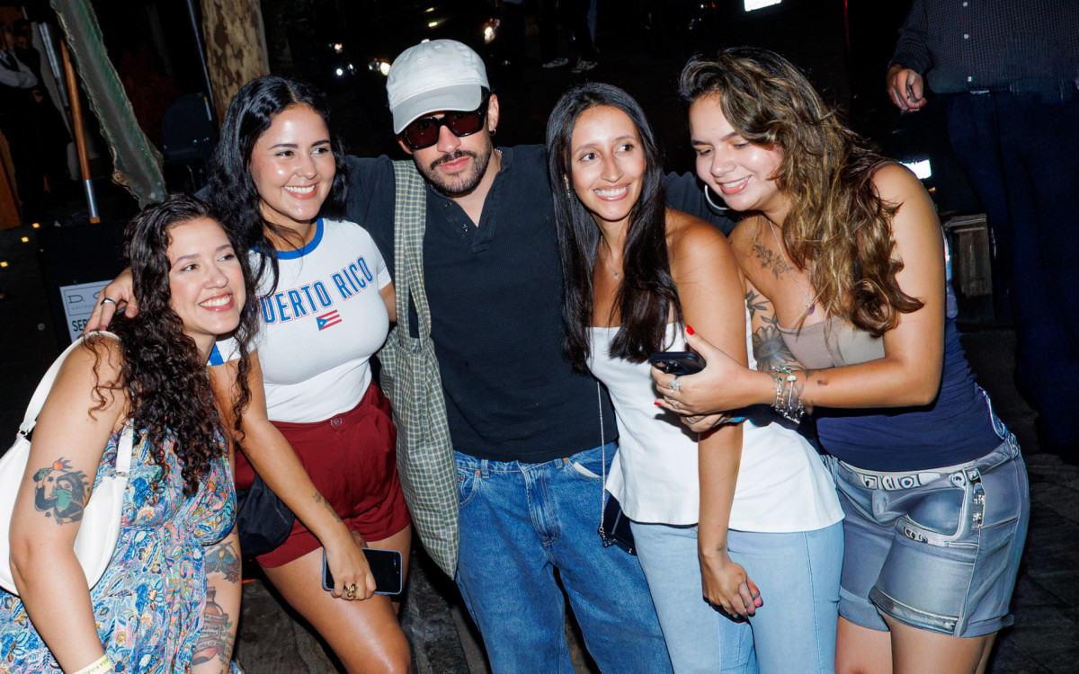 Bad Bunny posa abraçado com fãs ao sair de restaurante em São Paulo