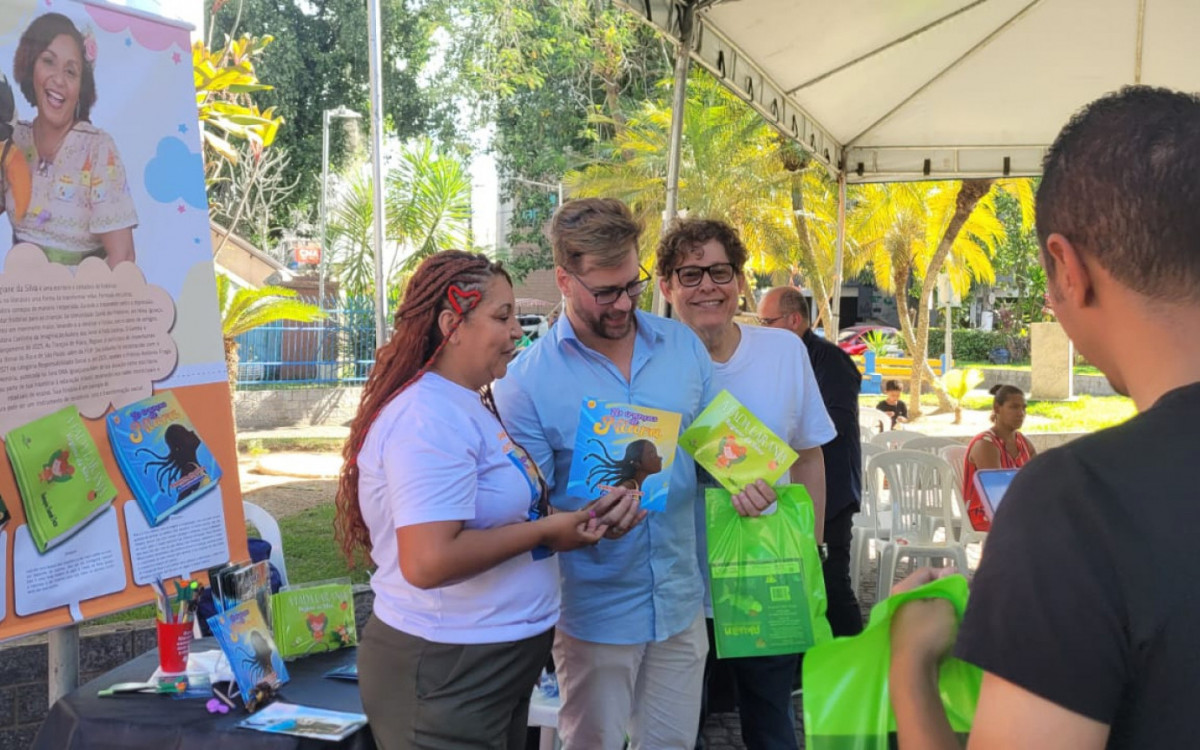 Espa&ccedil;o Liter&aacute;rio Samba na Pra&ccedil;a movimenta Mag&eacute; - Divulga&ccedil;&atilde;o