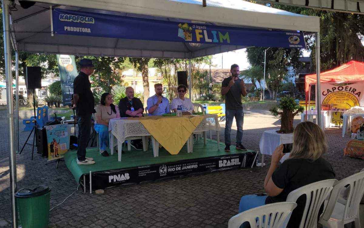 Espa&ccedil;o Liter&aacute;rio Samba na Pra&ccedil;a movimenta Mag&eacute; - Divulga&ccedil;&atilde;o