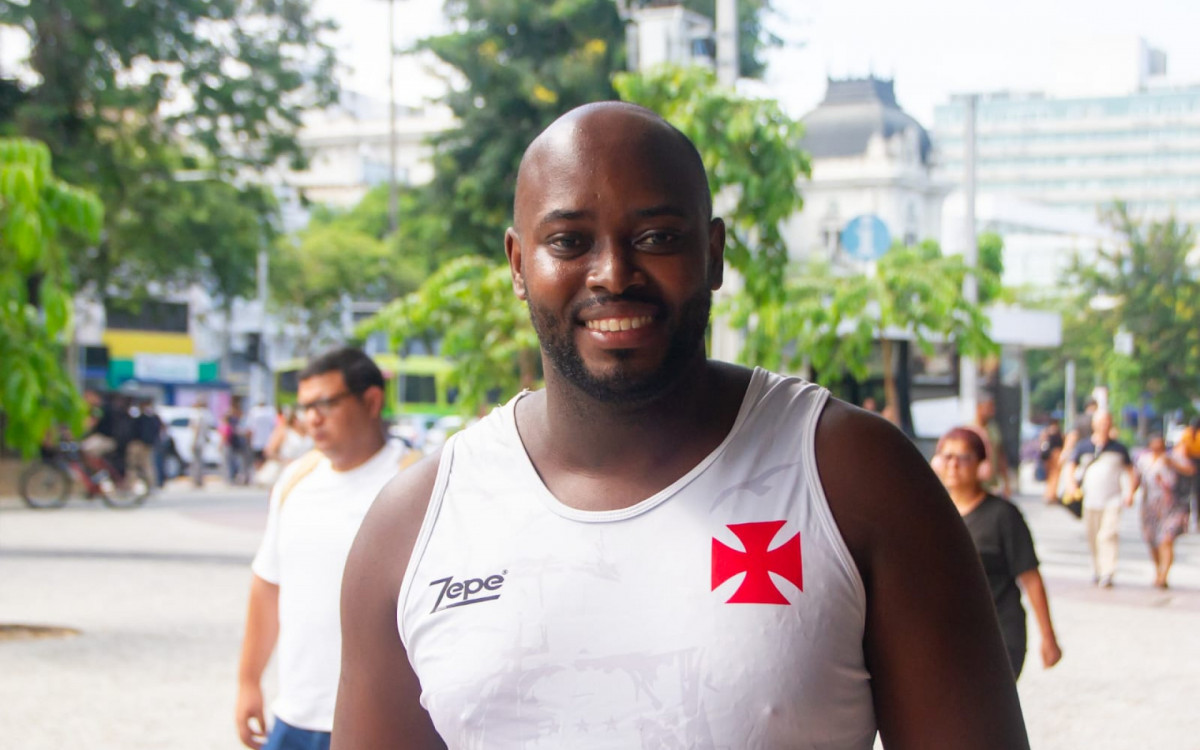 Daniel, de 29 anos, assistiu ao desfile pela TV com a namorada, que &eacute; moradora de Niter&oacute;i - &Eacute;rica Martin/Ag&ecirc;ncia O Dia