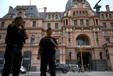 Protesto contra reforma trabalhista na Argentina termina em confronto entre policiais e manifestantes