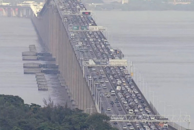 Acidente de moto provoca congestionamento na Ponte Rio-Niterói após Carnaval