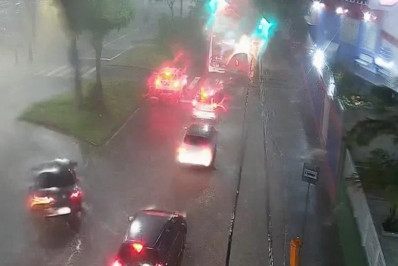 Forte chuva causa alagamentos na Ilha do Governador e em outros pontos do Rio