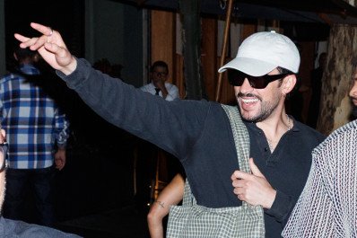 Bad Bunny atende fãs em São Paulo