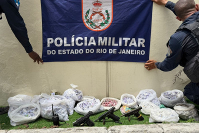 Um criminoso morre e quatro são presos em ação da PM em comunidade de Duque de Caxias