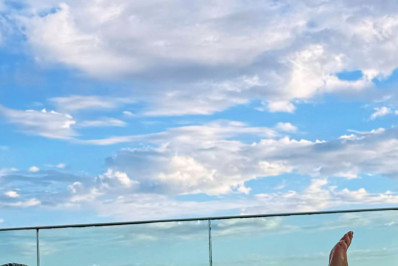 Winits se refresca em piscina e exibe boa forma