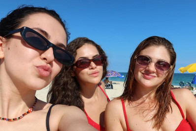 Klara Castanho revê Maisa e Debora Ozório em dia de praia no Rio: 'Garotas do Momento'
