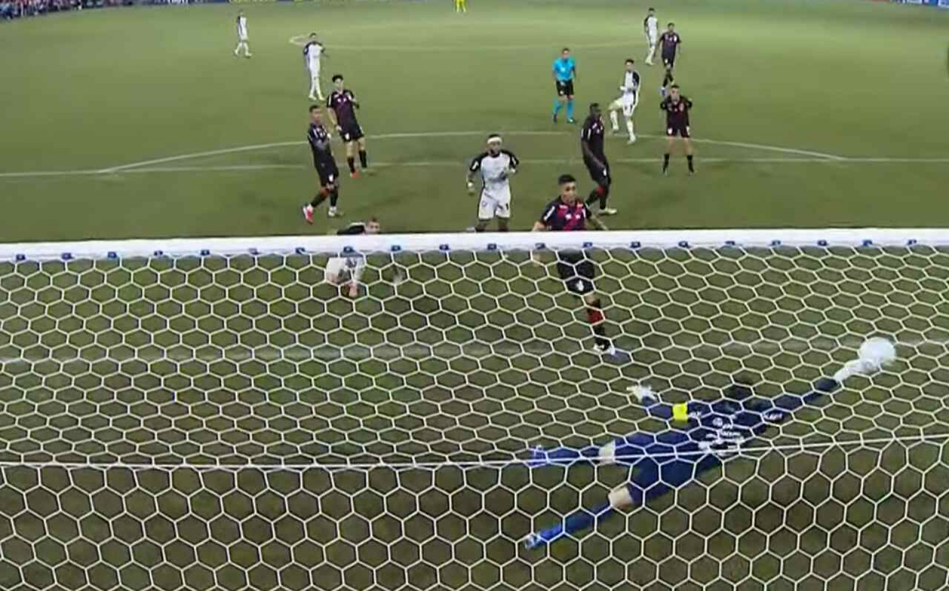 Corinthians vence Athletico com gola&ccedil;o de Garro e encosta no G4 do Brasileir&atilde;o