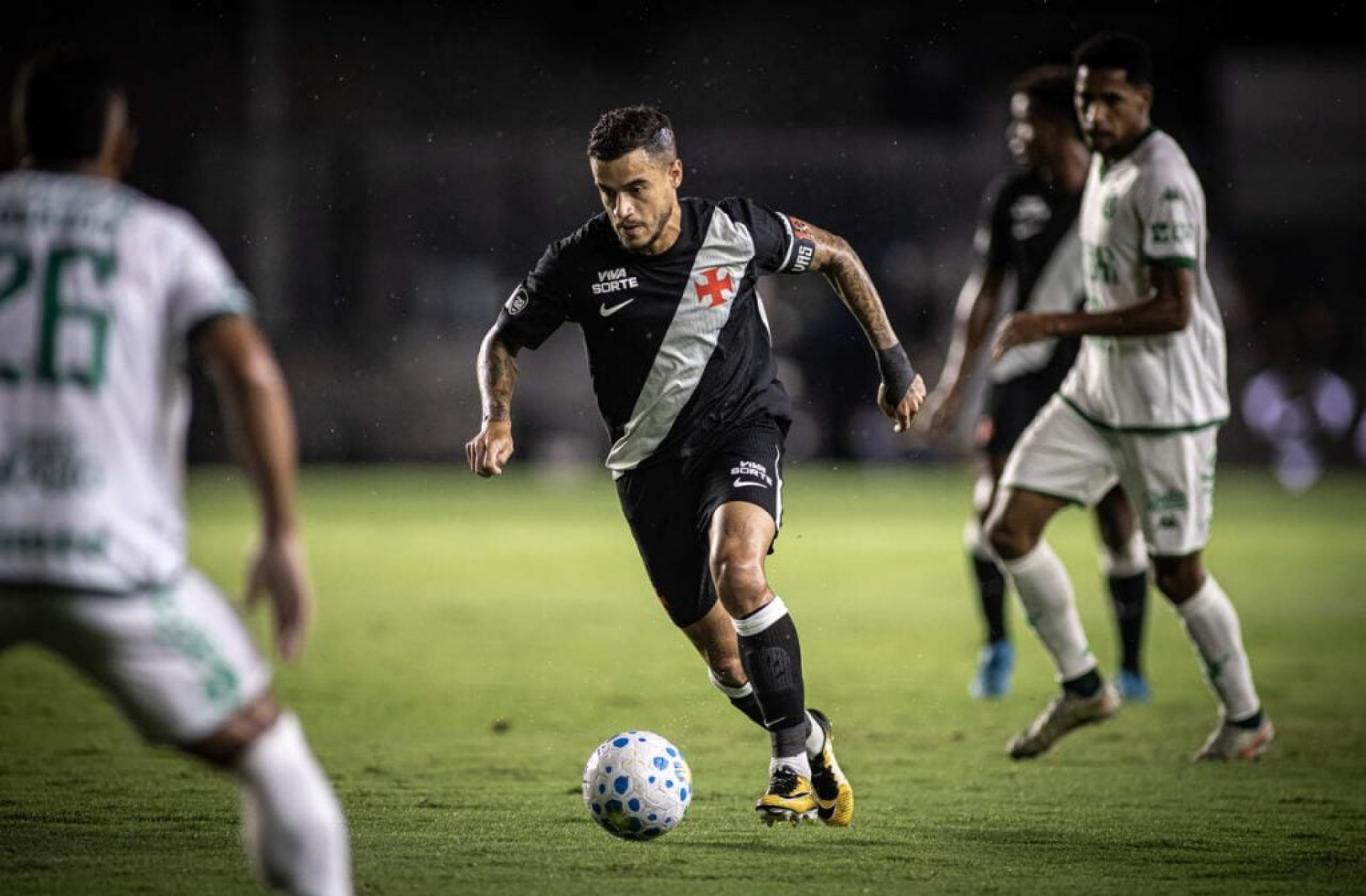Vasco avalia contrata&ccedil;&atilde;o de meia ap&oacute;s sa&iacute;da de Philippe Coutinho