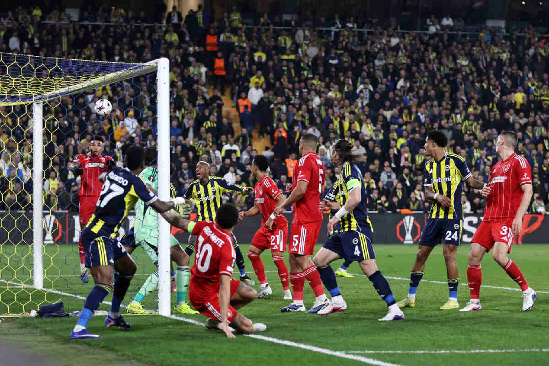 Com gols brasileiros, Nottingham Forest vence Fenerbah&ccedil;e e abre vantagem na Liga Europa