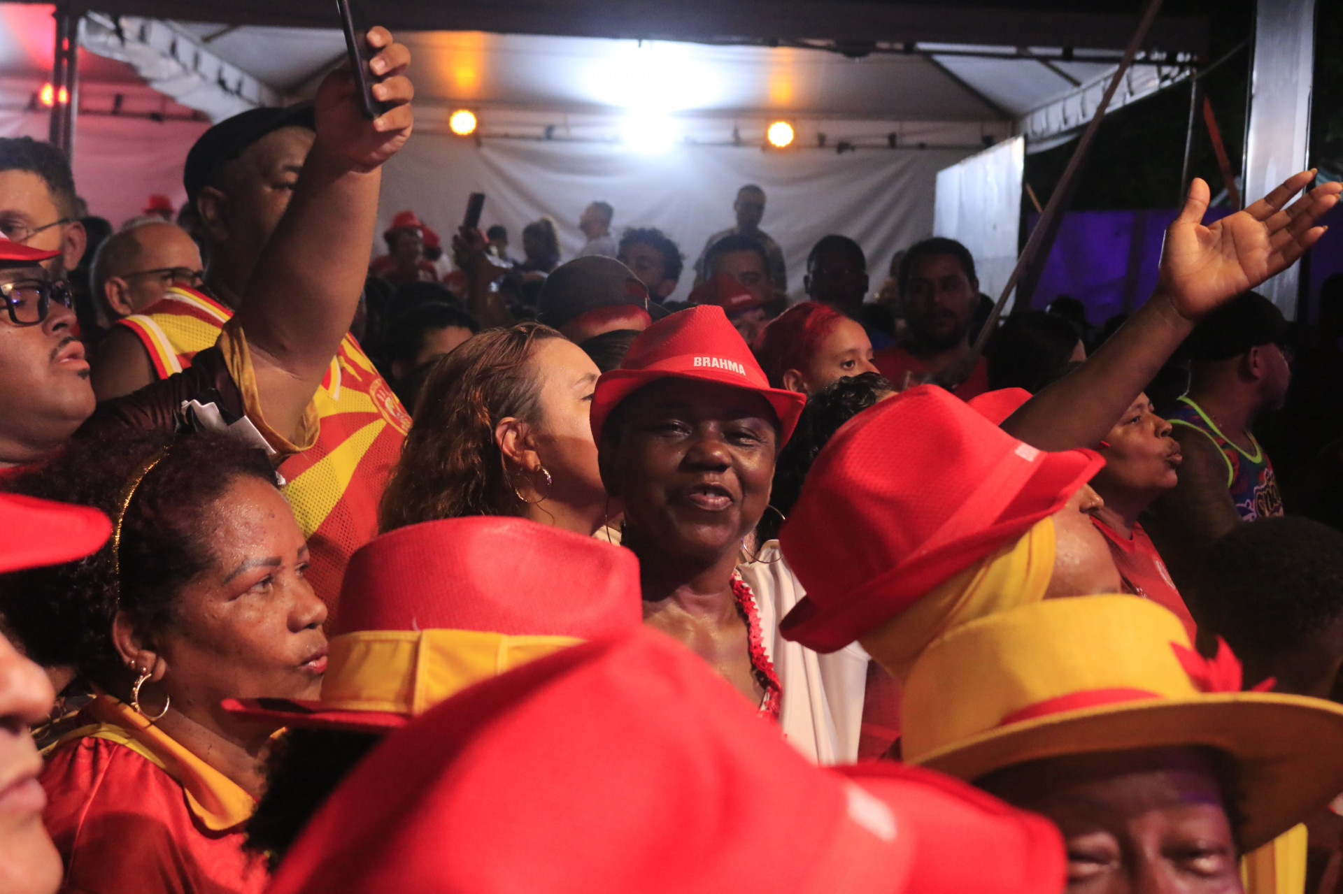 G.R.E.S. União de Maricá festeja o título da Série Ouro na quadra da escola - Carlos Elias/Agência O Dia