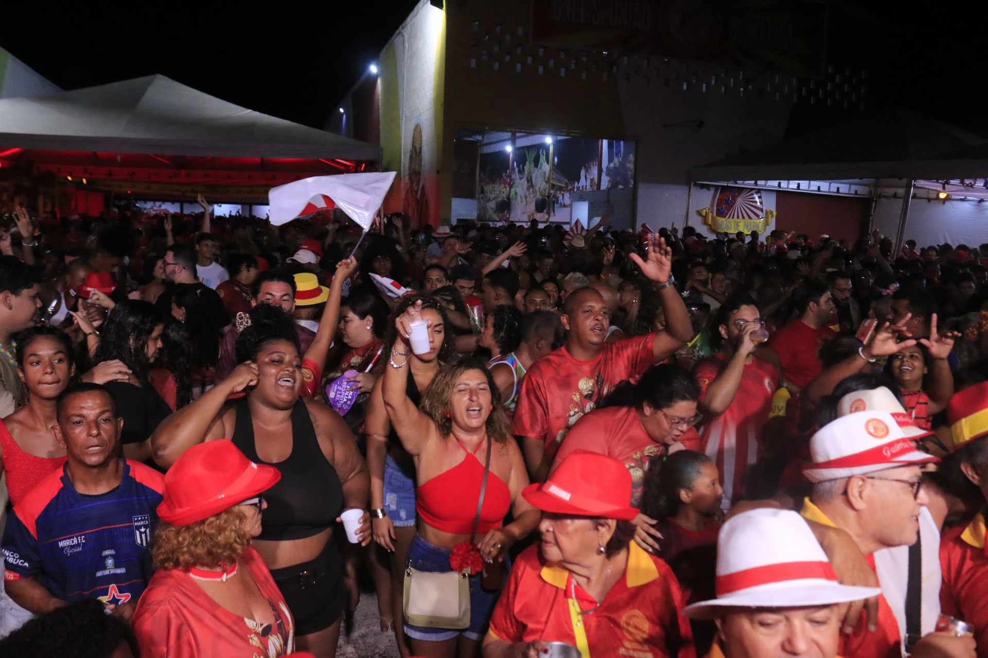 G.R.E.S. União de Maricá festeja o título da Série Ouro na quadra da escola - Carlos Elias/Agência O Dia