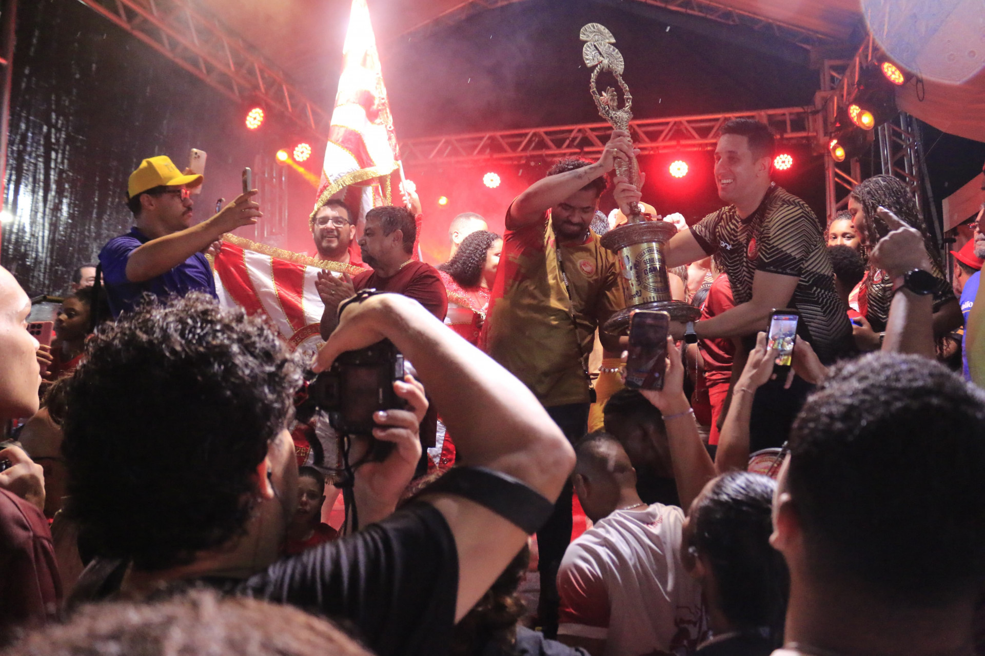 G.R.E.S. União de Maricá festeja o título da Série Ouro na quadra da escola - Carlos Elias/Agência O Dia