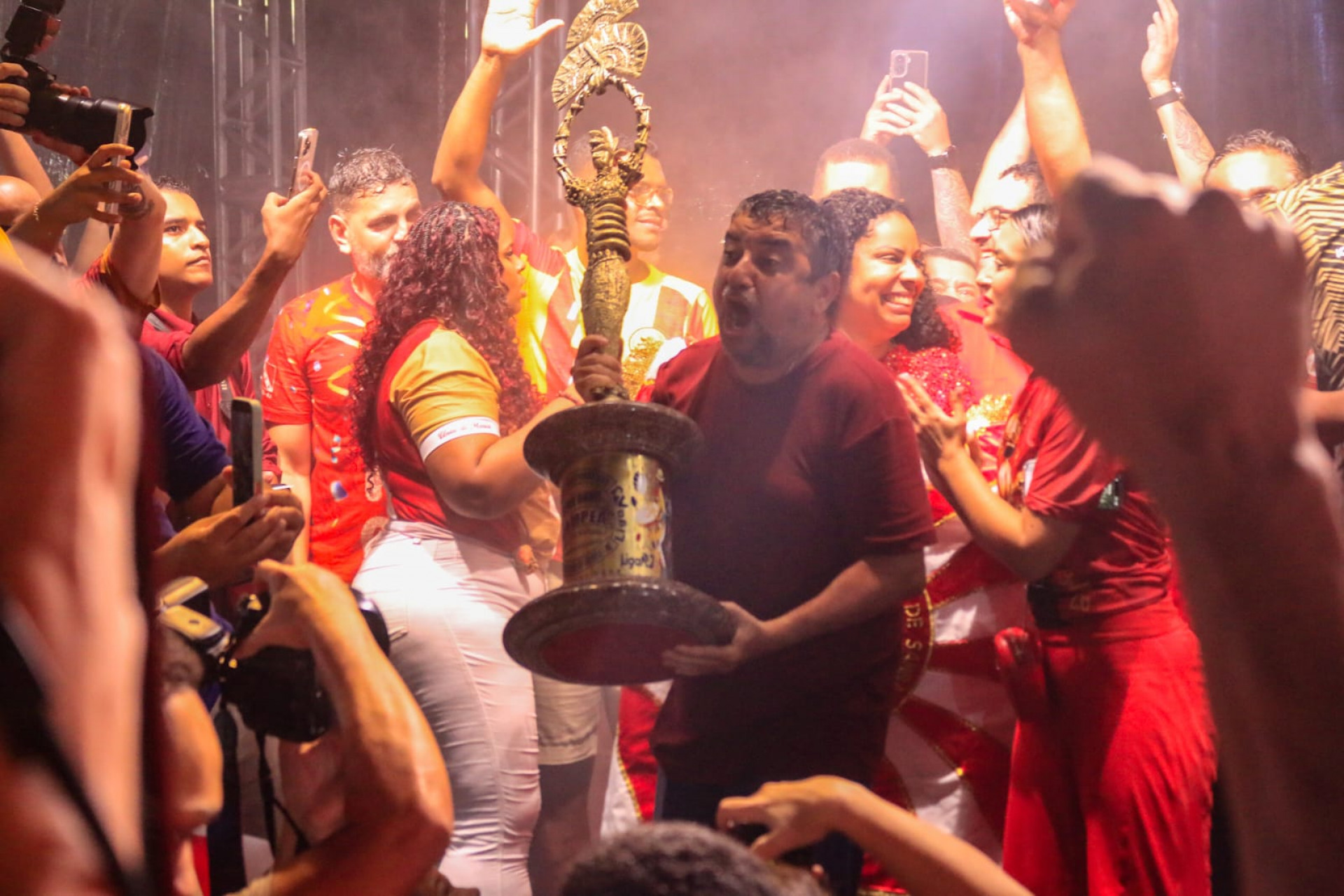 Prefeito Washington Quaquá ergue a taça de campeão da Série Ouro na quadra da União de Maricá - Carlos Elias/Agência O Dia