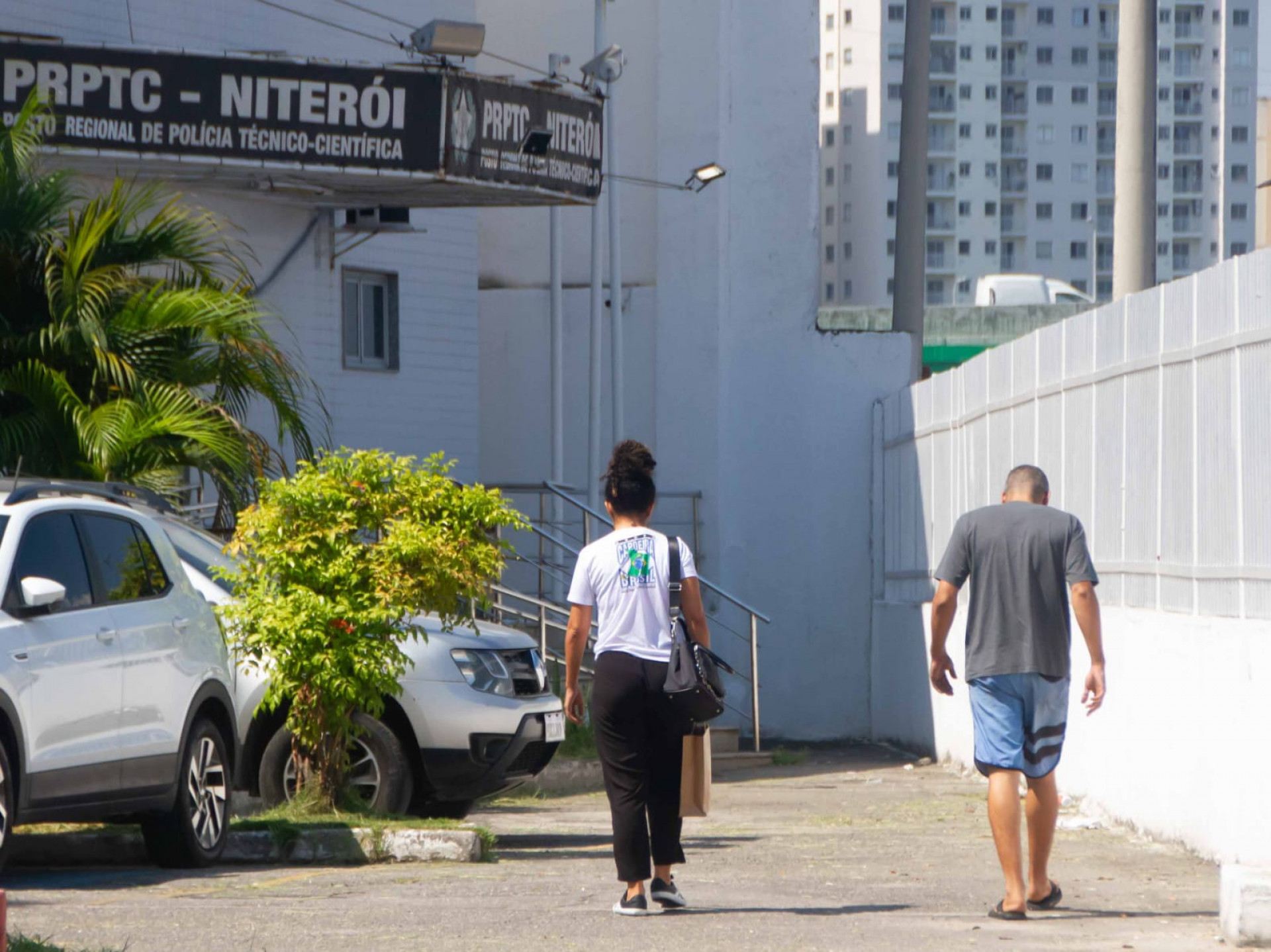 Familiares do capoeirista Paulinho Sabiá vieram ao IML do Barreto na manhã desta quinta-feira (19) - Érica Martin / Agência O Dia