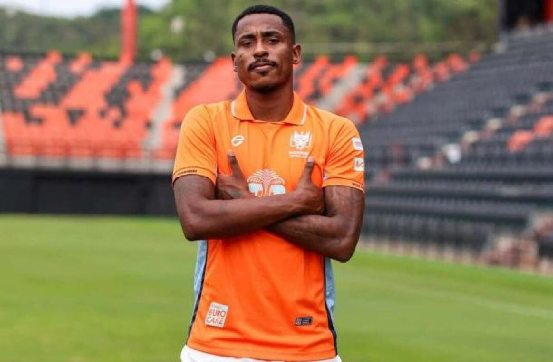 Ap&oacute;s caso com Vini Jr, ex-Fluminense sofre ataques racistas nas redes e faz apelo