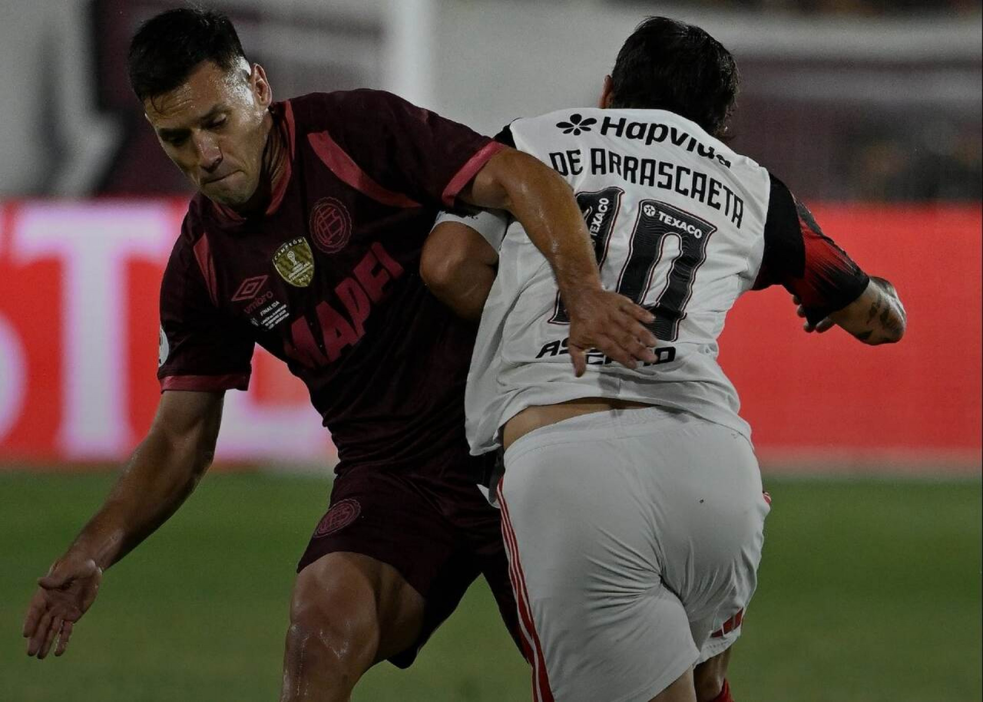 Flamengo joga mal e perde para o Lan&uacute;s na ida da Recopa