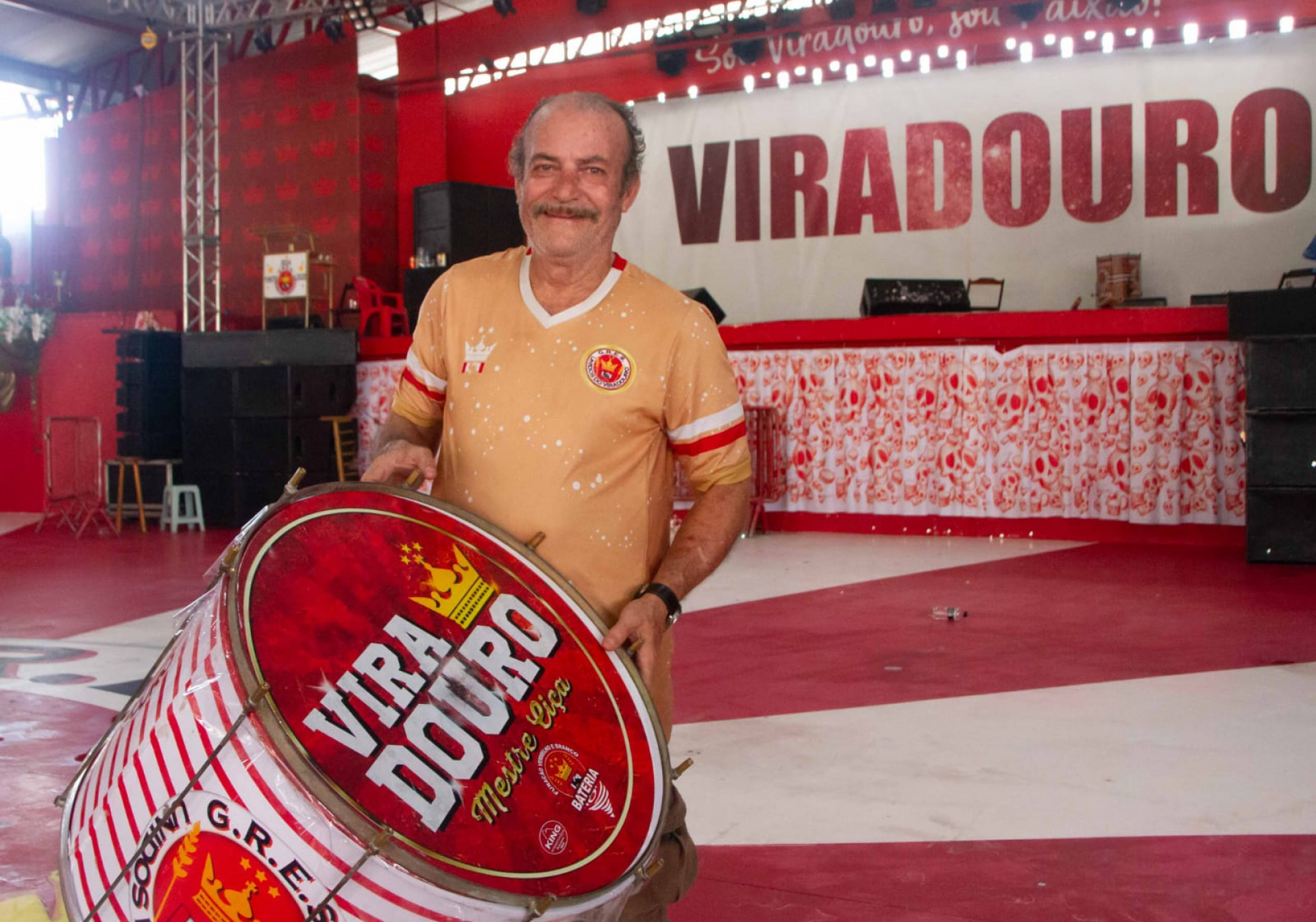 Antônio Valdenísio é o responsável pela manutenção da bateria da Viradouro - Érica Martin / Agência O Dia