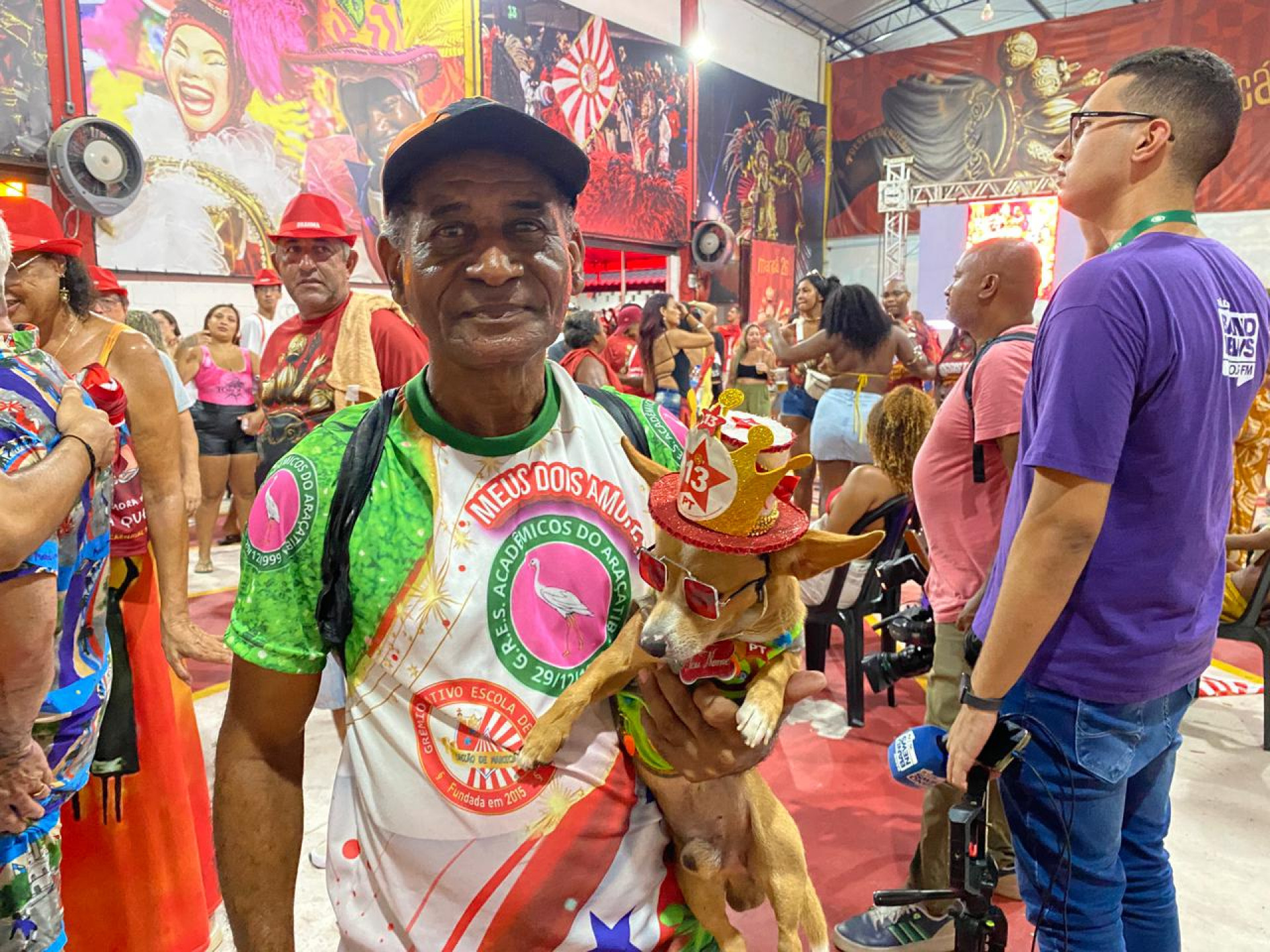 Sérgio Almeida com o cachorro, Teu Nome - Foto: Thalita Queiroz / Agência O Dia