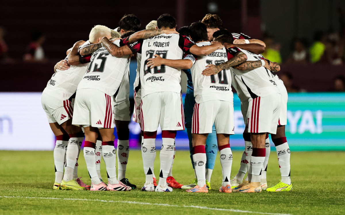 Jogadores do Flamengo reunidos no gramado antes do jogo contra o Lanús