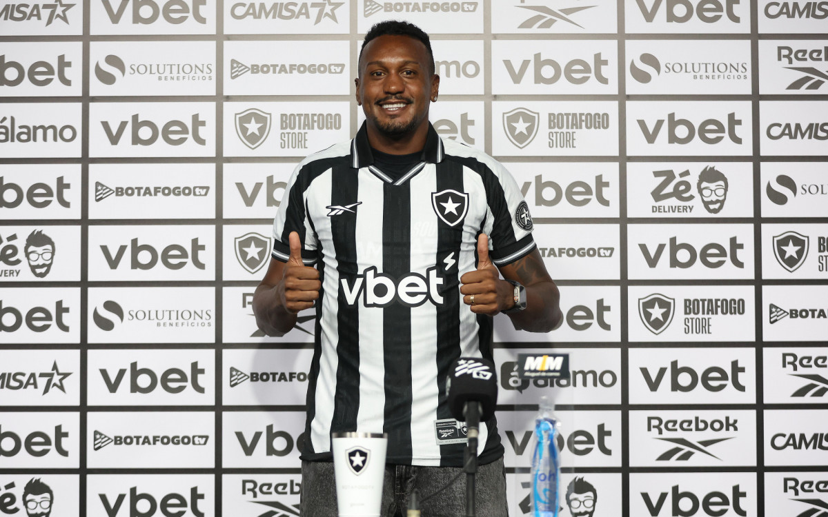 Edenílson foi apresentado pelo Botafogo
