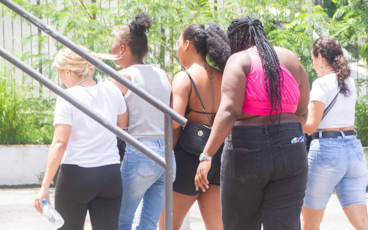 Familiares de Henrique estiveram no IML na manhã desta sexta-feira (20) - Érica Martin/Agência O DIA