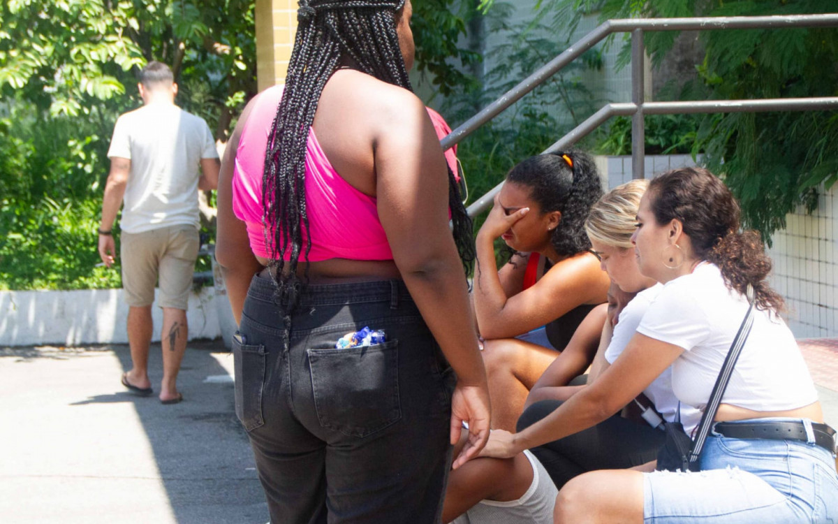 Familiares de Henrique estiveram no IML na manhã desta sexta-feira (20) - Érica Martin/Agência O DIA