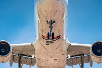 Avião da Latam que ia de Guarulhos para Portugal aborta decolagem após motor superaquecer